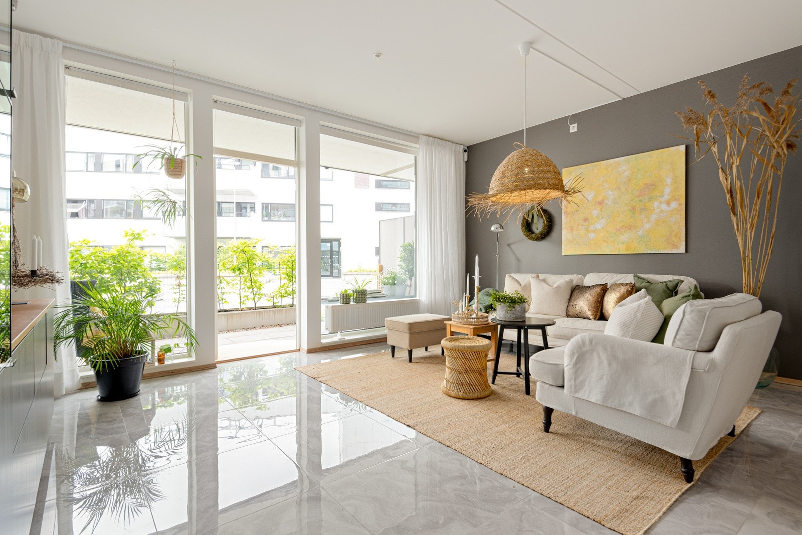 Stuen forlenges av en herlig uteplass på hele 22 kvm. Galleribilde