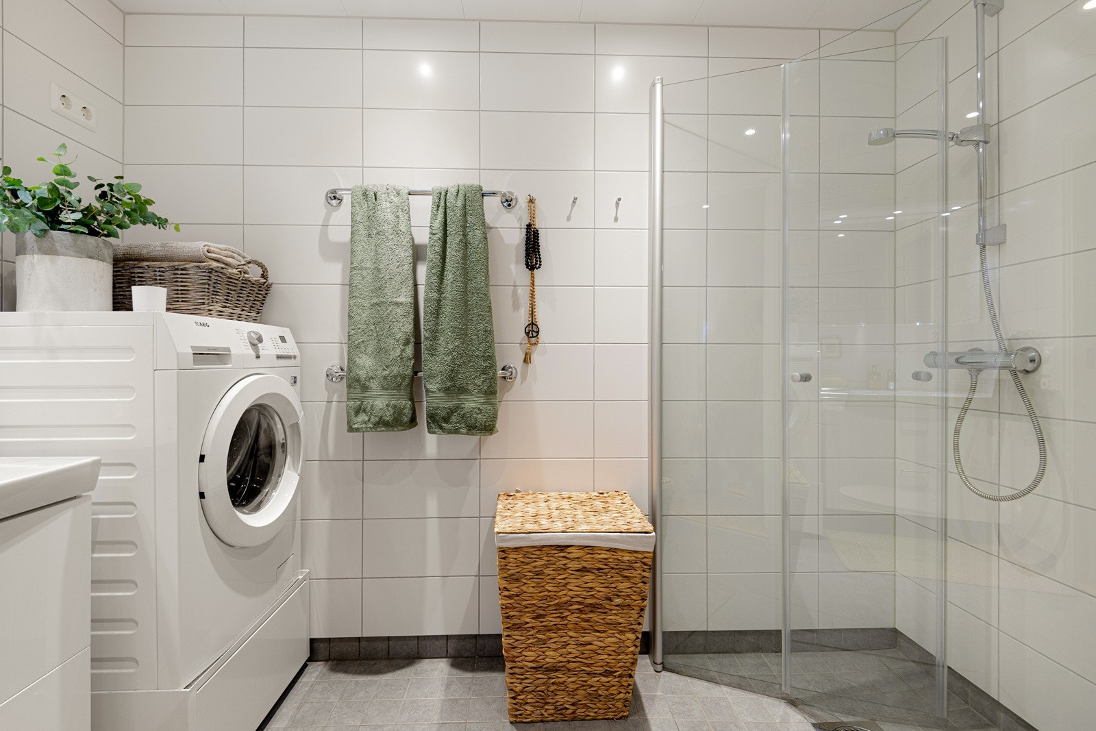 Flislagt baderom fra byggeår (2019) som er både tidløst, praktisk og romslig. Galleribilde