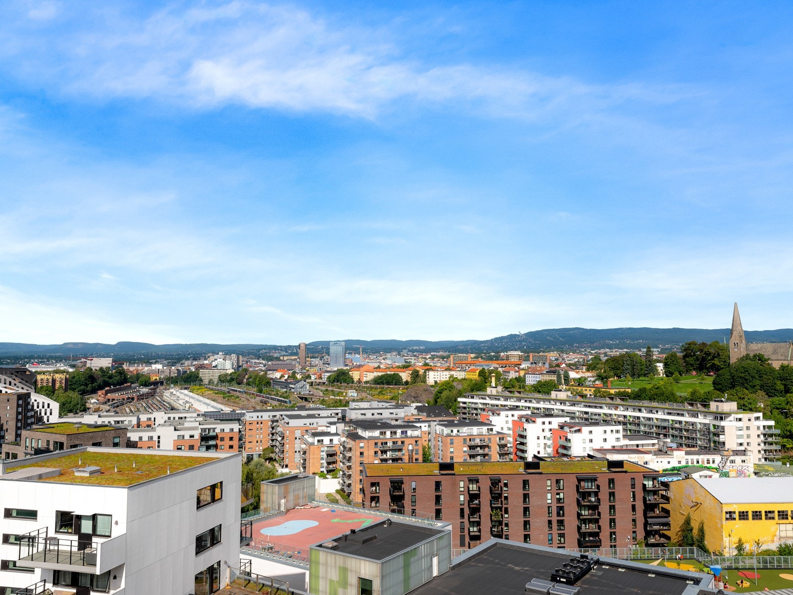 Fra takterrassen har du flott utsikt over byen. Galleribilde