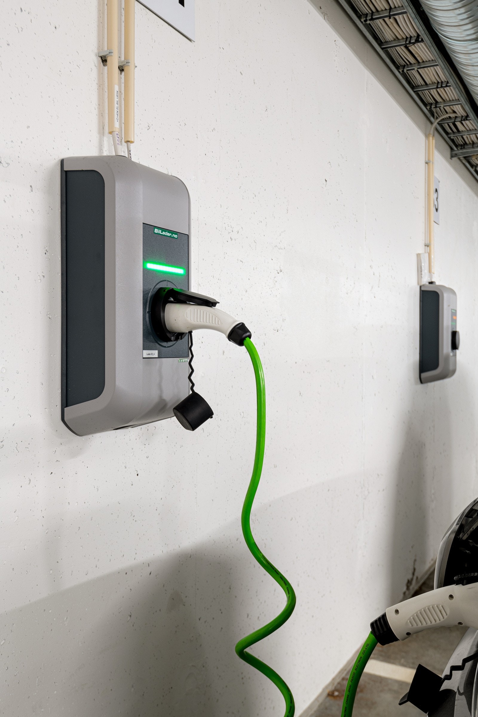 El-bil lader er montert på p-plassen. Galleribilde