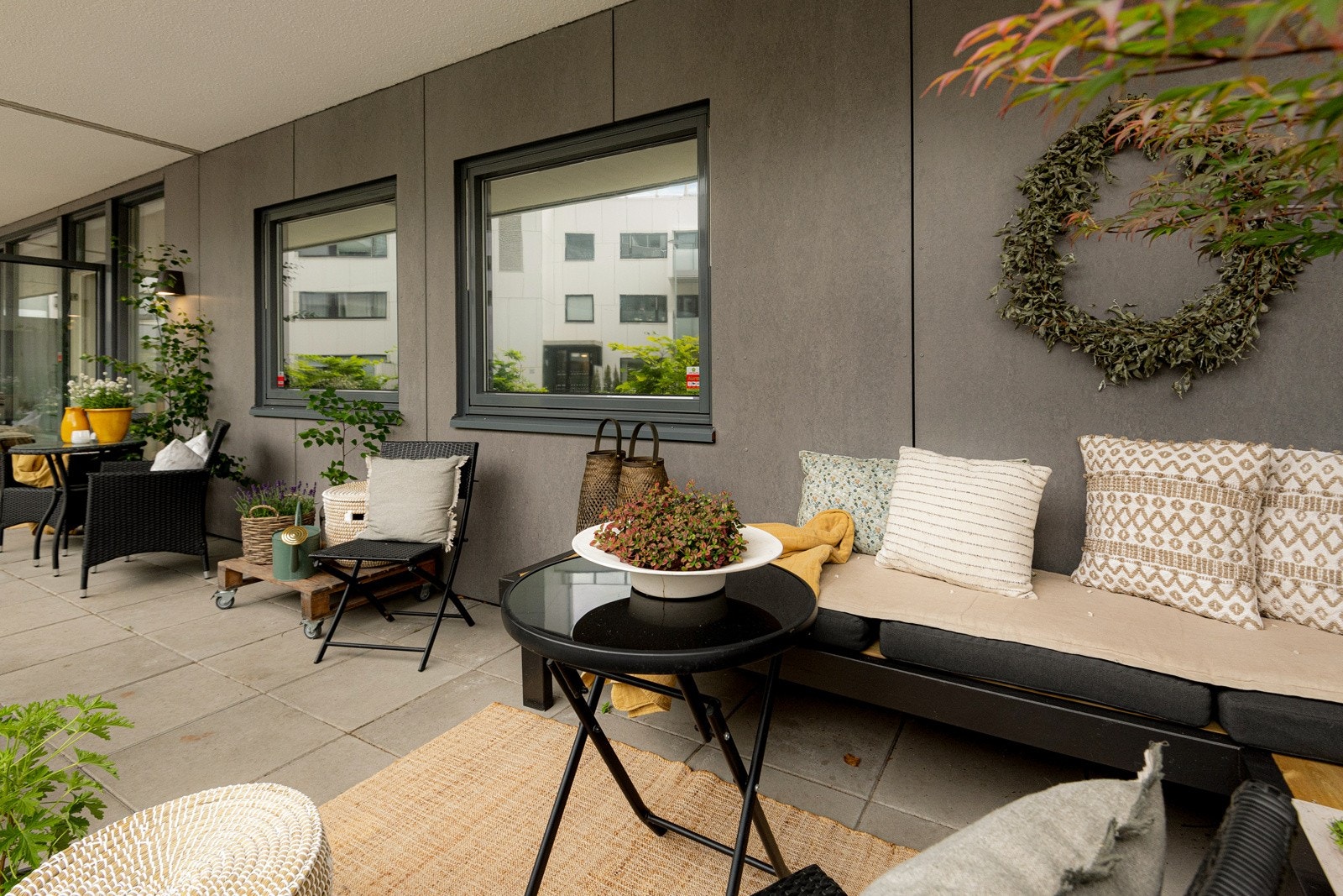 Du har god plass til en sittegruppe, grill og beplantning i blomsterbed. Galleribilde