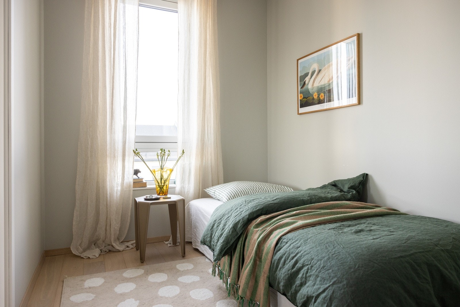 Soverom 2 har plass til seng, nattbord og annet ønsket møblement. Galleribilde