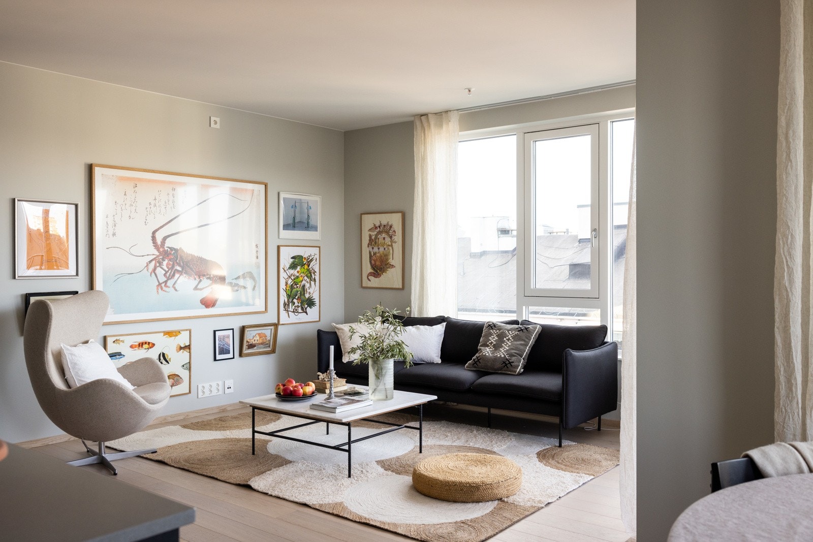 Supersentral byleilighet av høy standard med blant annet balkong på 10 m2, smarthjem funksjoner og vannbåren gulvvarme i alle rom. Galleribilde