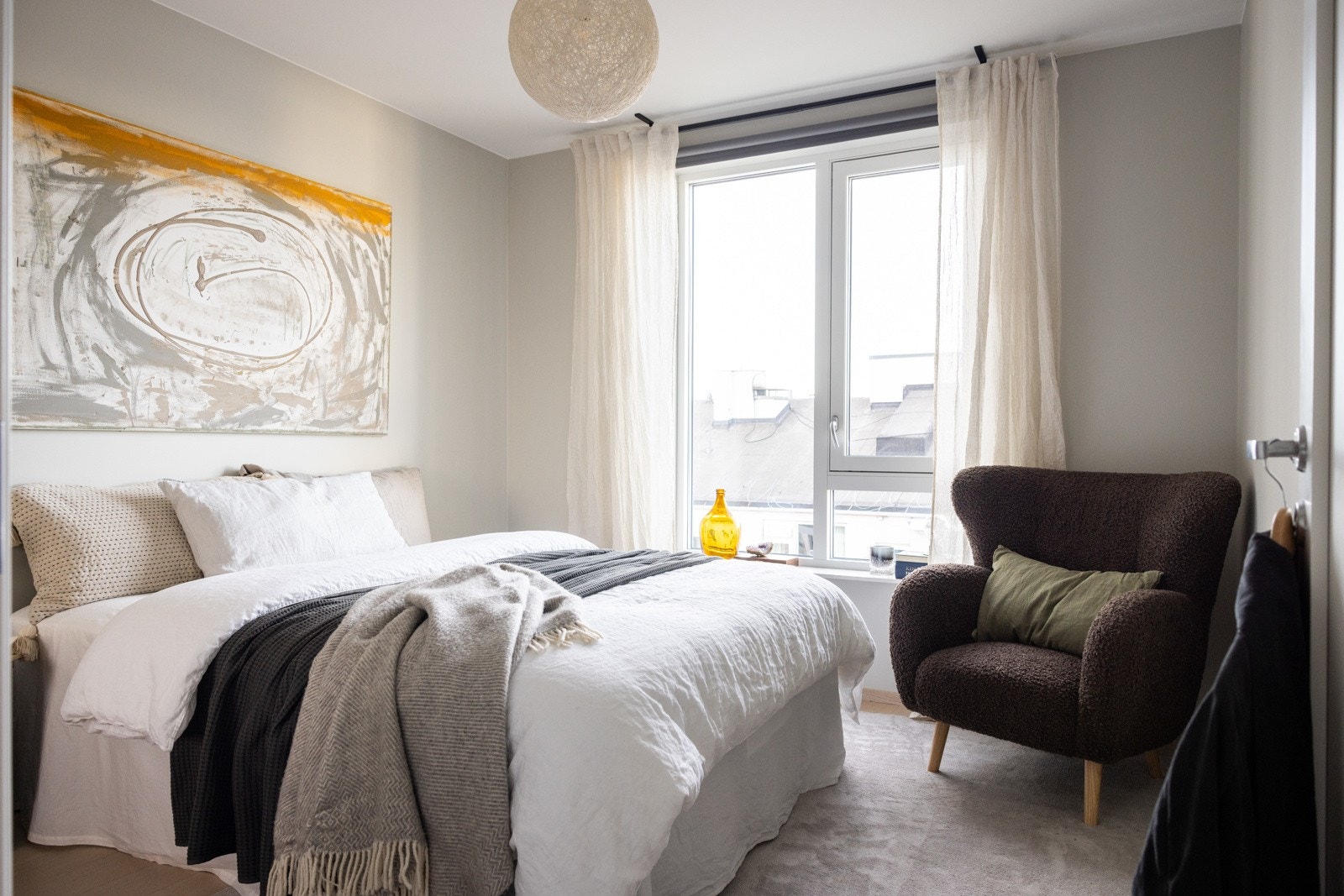 Hovedsoverom har god plass til dobbeltseng, nattbord og ønsket møblement. Galleribilde