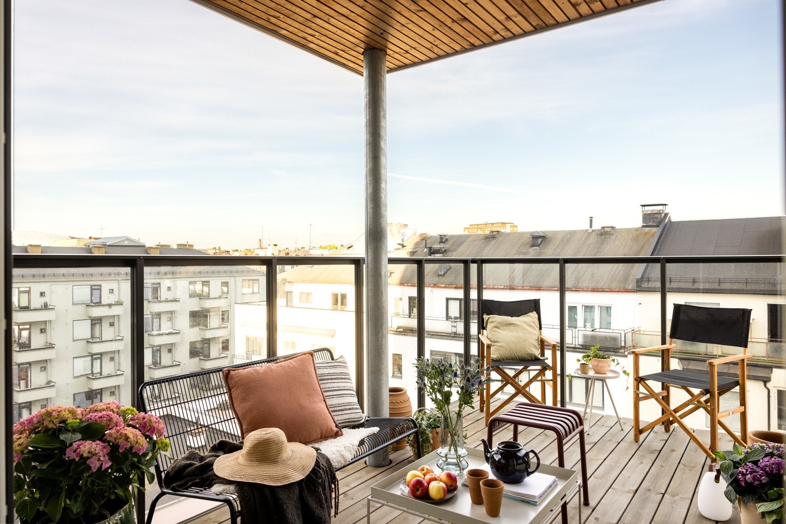 Denne balkongen er ikke bare et utendørs rom, men oppleves som et ekstra stueområde der man virkelig kan slappe av og nyte solforholdene. Galleribilde