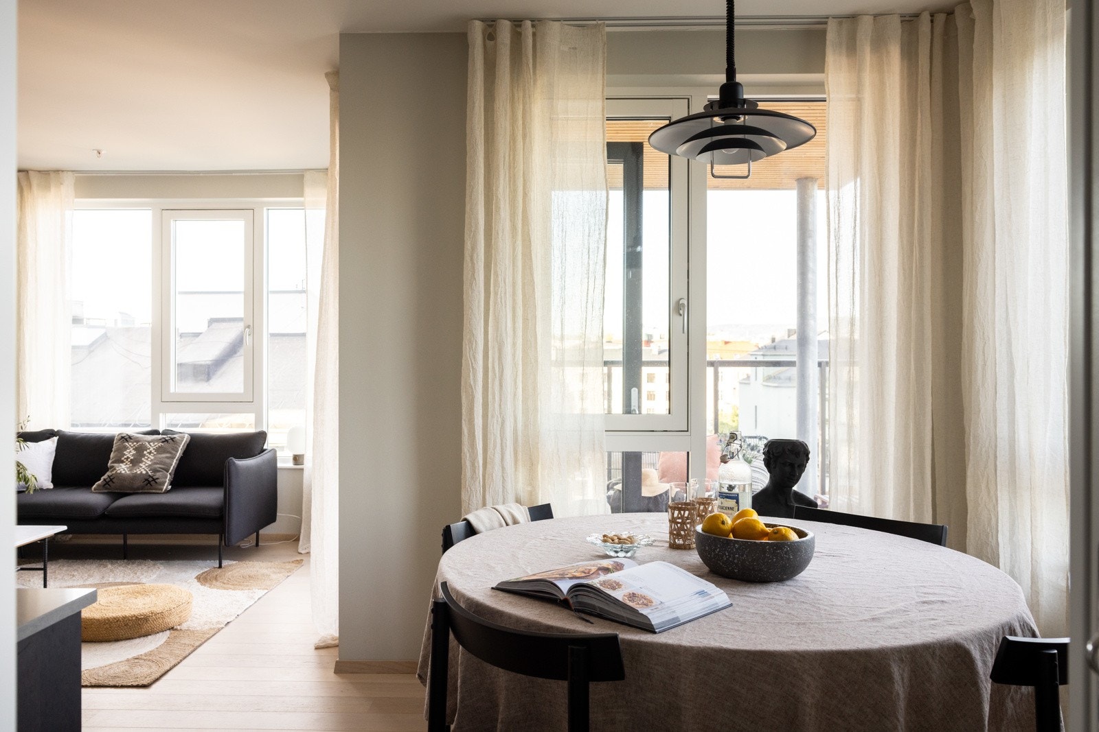 Her er det en funksjonell planløsning hvor man enkelt kan dele inn i hyggelige soner. Det er god plass til sofagruppe, spisegruppe og tilhørende møblement. Galleribilde
