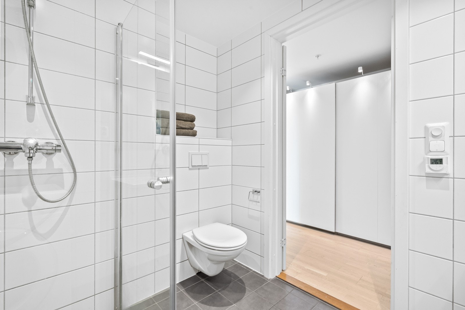 Det er varmekabler i gulv samt opplegg for vaskemaskin, så her har du alt du trenger på baderommet. Galleribilde