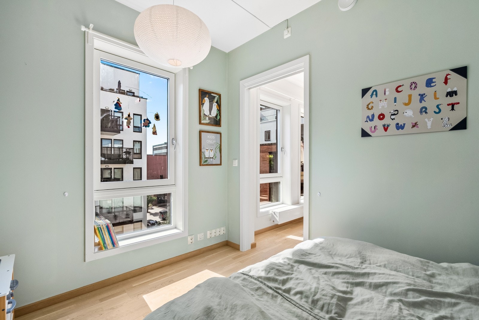 Soverom nr. 2 er smart løst med inngang via plassbesparende skyvedør. Galleribilde