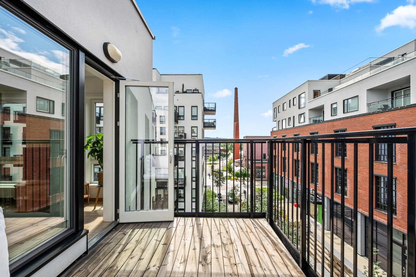 Balkongen vender mot sydvest, så her kan du nyte varme sommerdager. Galleribilde