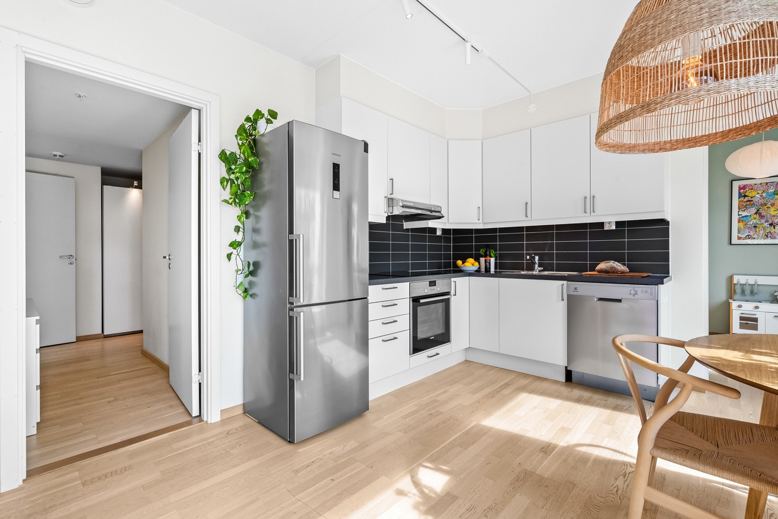 Innredningen har glatte fronter i hvit utførelse og laminert benkeplate. Galleribilde