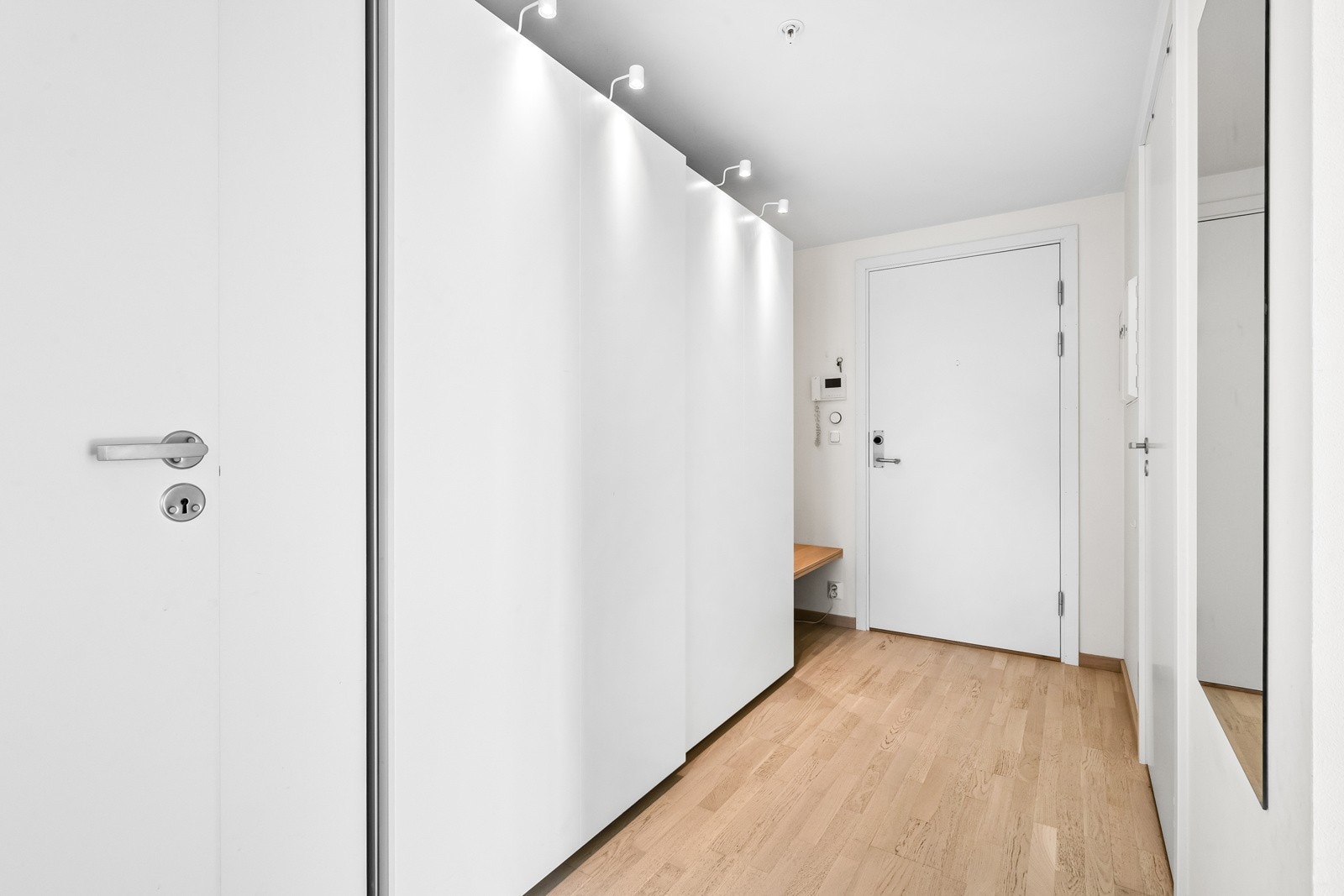 Det er satt inn en stor garderobeløsning som sørger for oppbevaringsplass til det du måtte trenge. Galleribilde