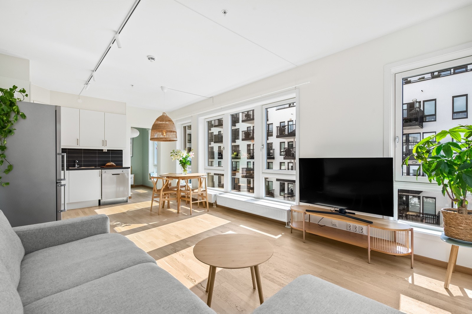 Stuen er enkel å møblere og du har god plass til både sofagruppe, spisebord og TV med tilhørende møblement. Galleribilde
