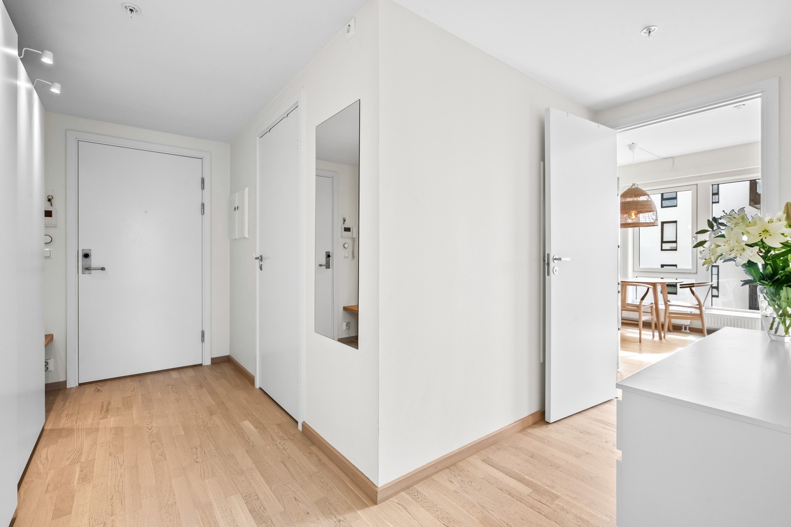 Når du kommer inn i boligen, er det første du møter en lys og romslig entré. Galleribilde