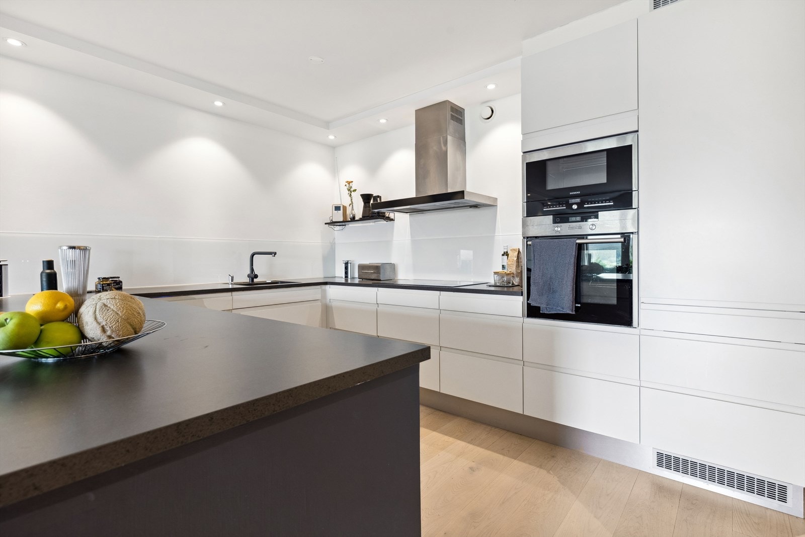 Kjøkkenet er velutstyrt med integrert induksjon platetopp, stekeovn, mikrobølgeovn, kombiskap (kjøl/frys) og oppvaskmaskin. Galleribilde