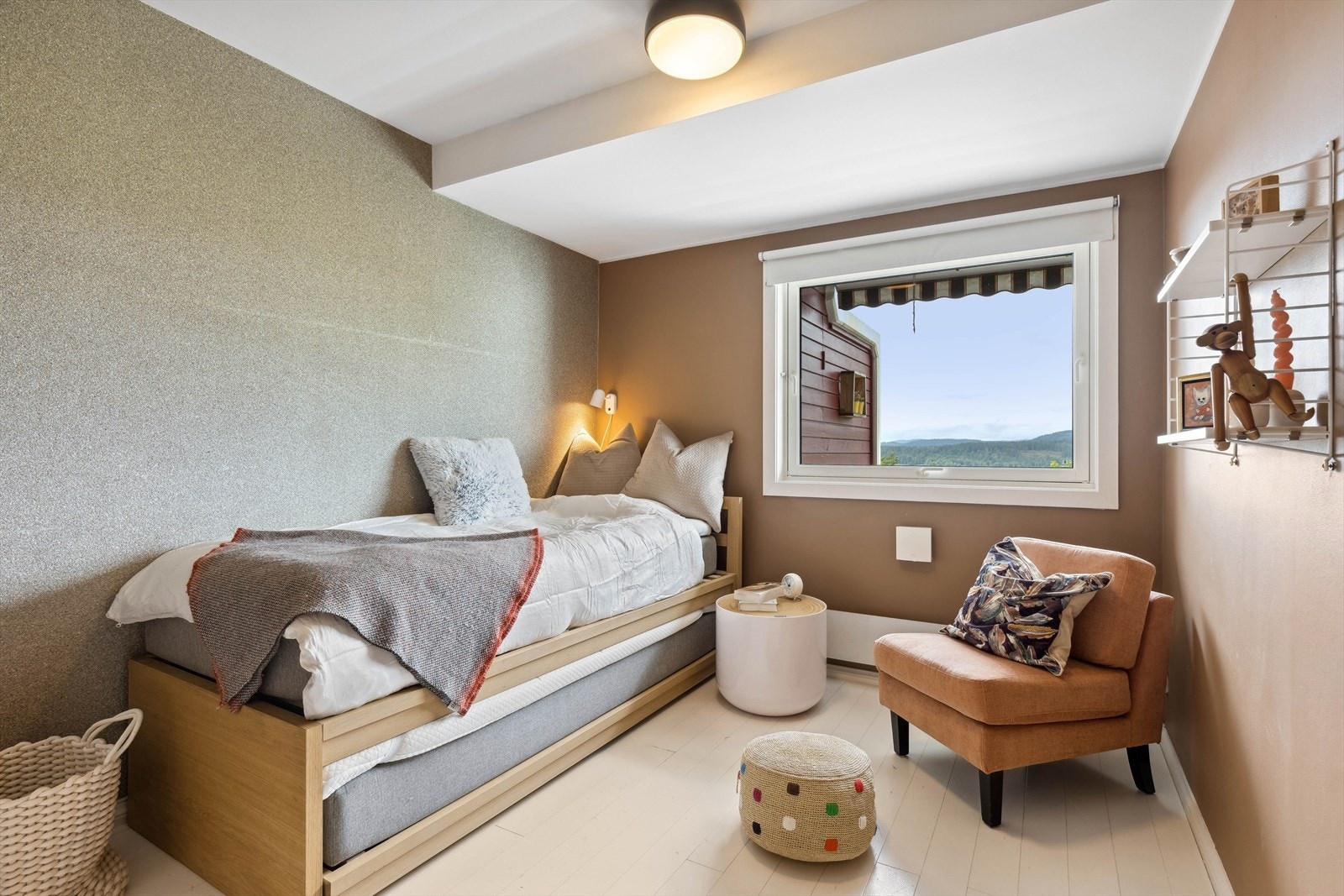 Romslig soverom med gode møbleringsmuligheter. Galleribilde