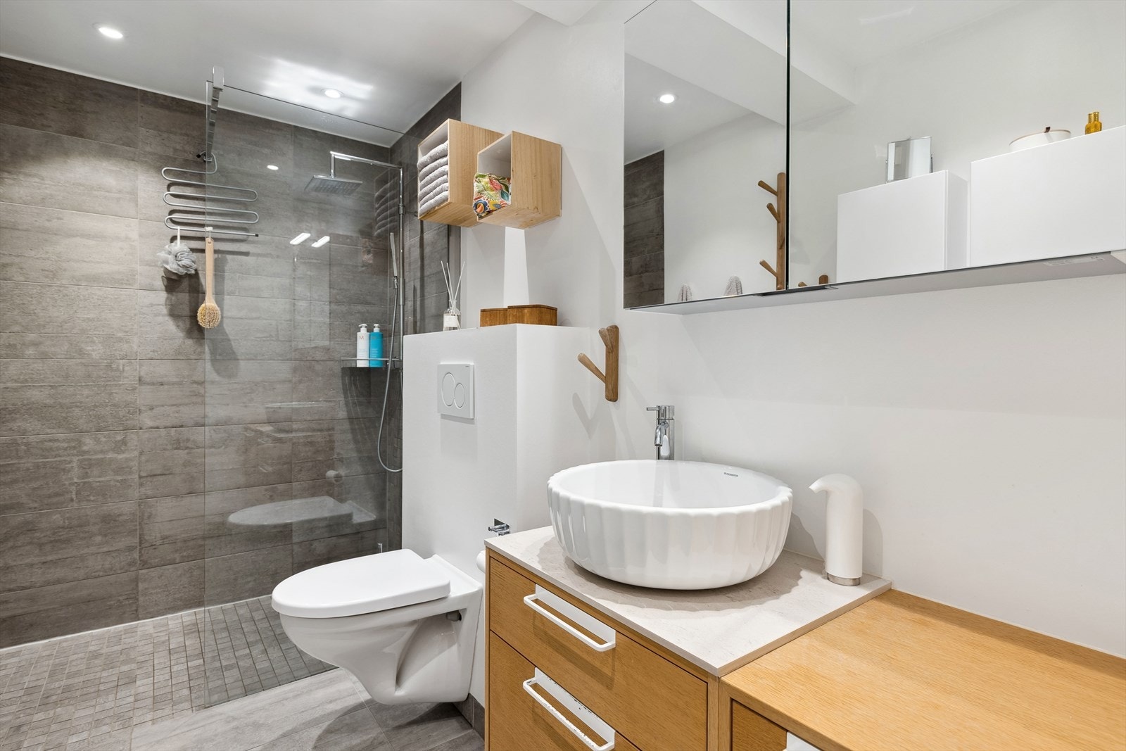 Fliser og malte flater på vegger. Bad er fra 2013 ifølge tidligere prospekt. Galleribilde