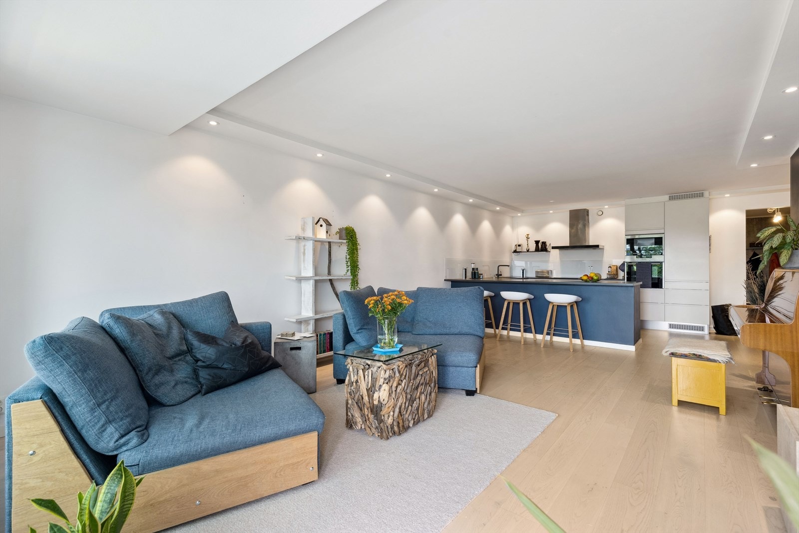 En romslig og pen 2-roms leilighet på hele 84 m² med vestvendt terrasse på 12 m² og fantastisk utsikt. Galleribilde