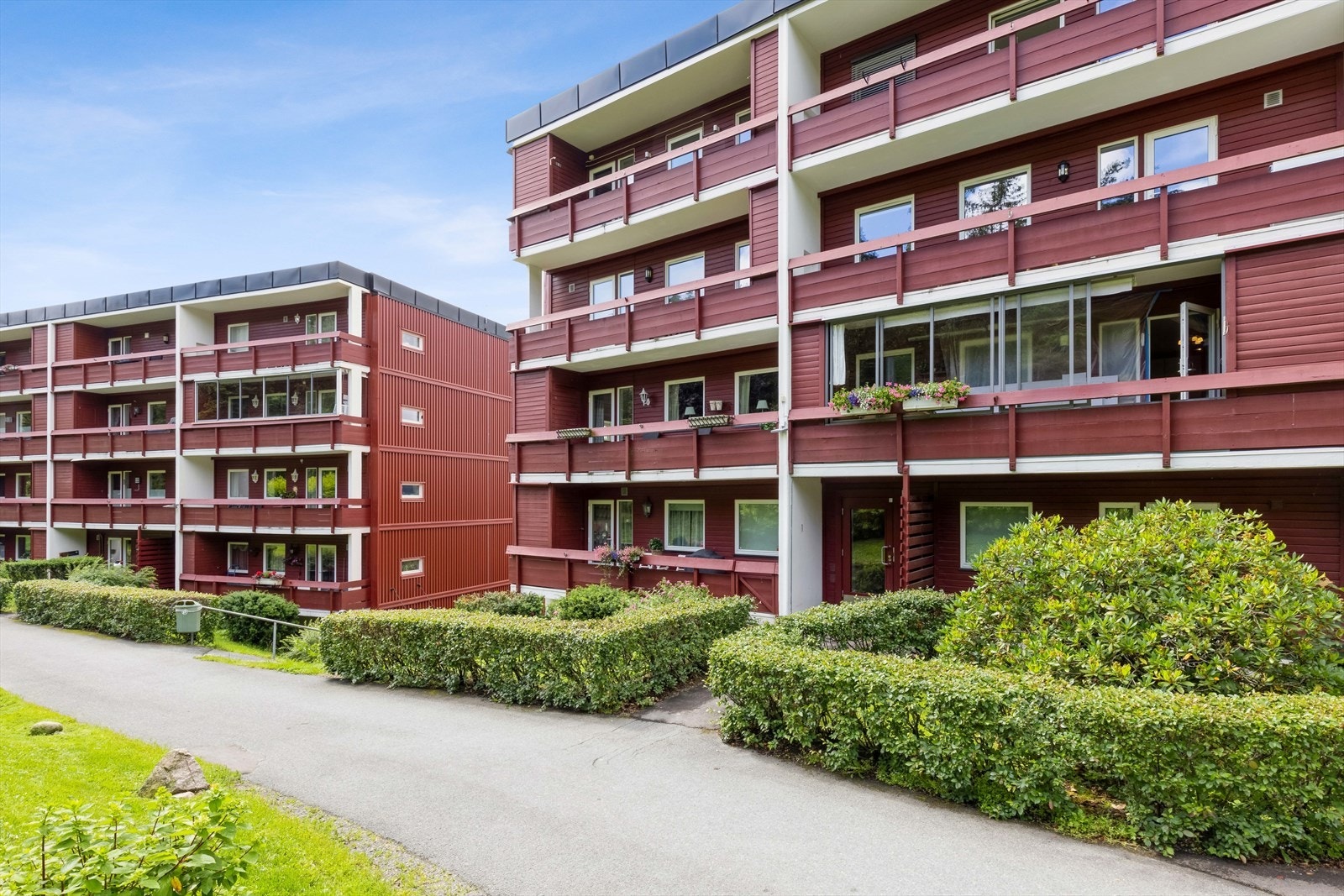 Her bor du godt ved kanten av Nordmarka i et rolig og usjenert område, samtidig som du har kort vei til Røa sentrum med et godt utvalg av butikker, servicetilbud og spisesteder. Galleribilde