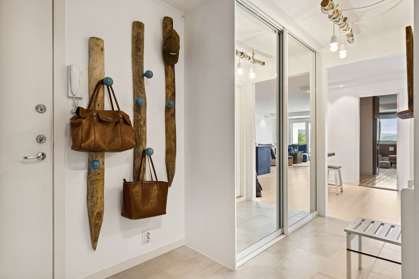 Leiligheten disponerer i tillegg en ekstern kjellerbod på 2,8 m² og parkeringsplass i fellesgarasje. Galleribilde