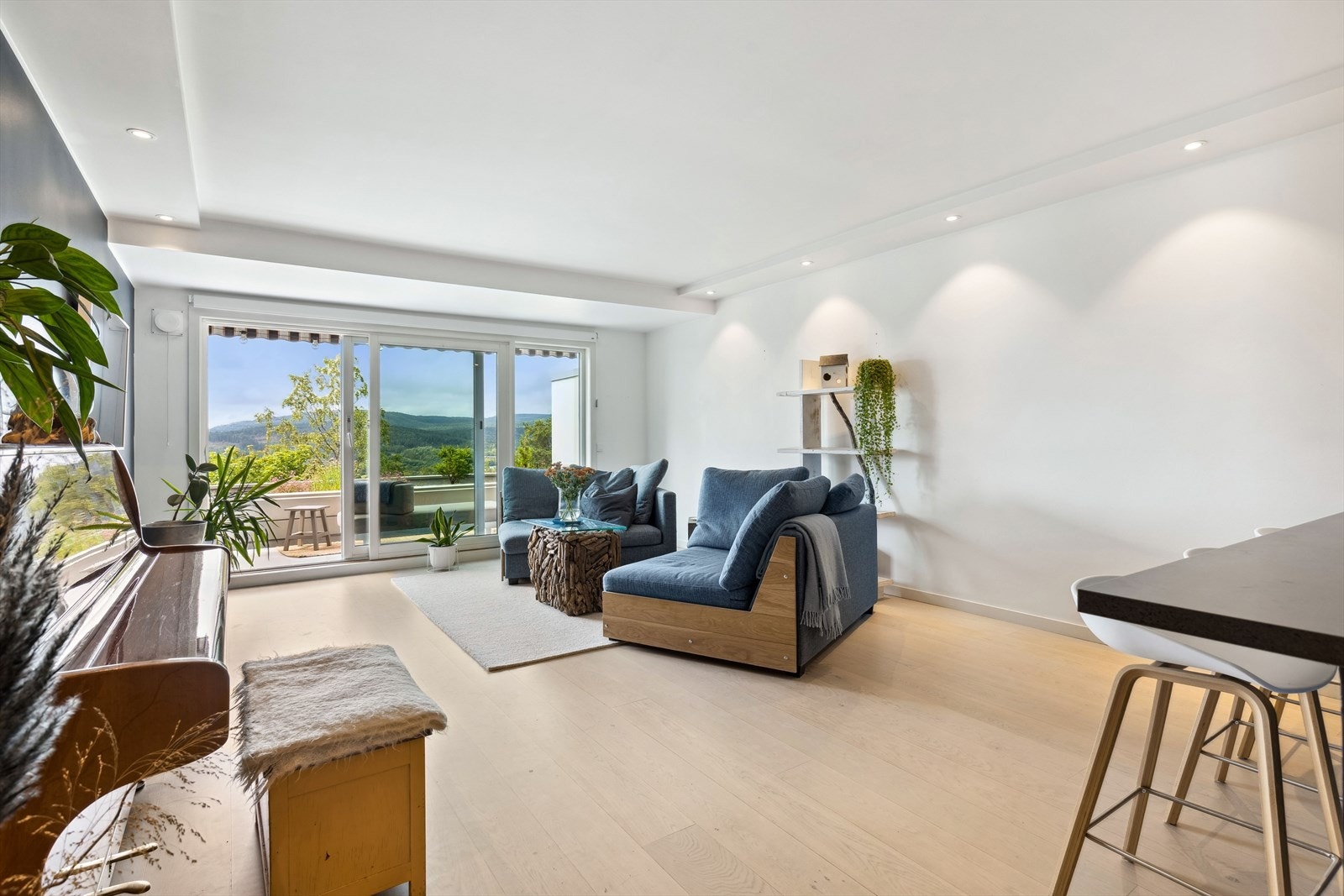 Lys og luftig stue med god plass til sofagruppe og mediemøbler. De store vindusflatene gir mye naturlig lysinnslipp. Galleribilde