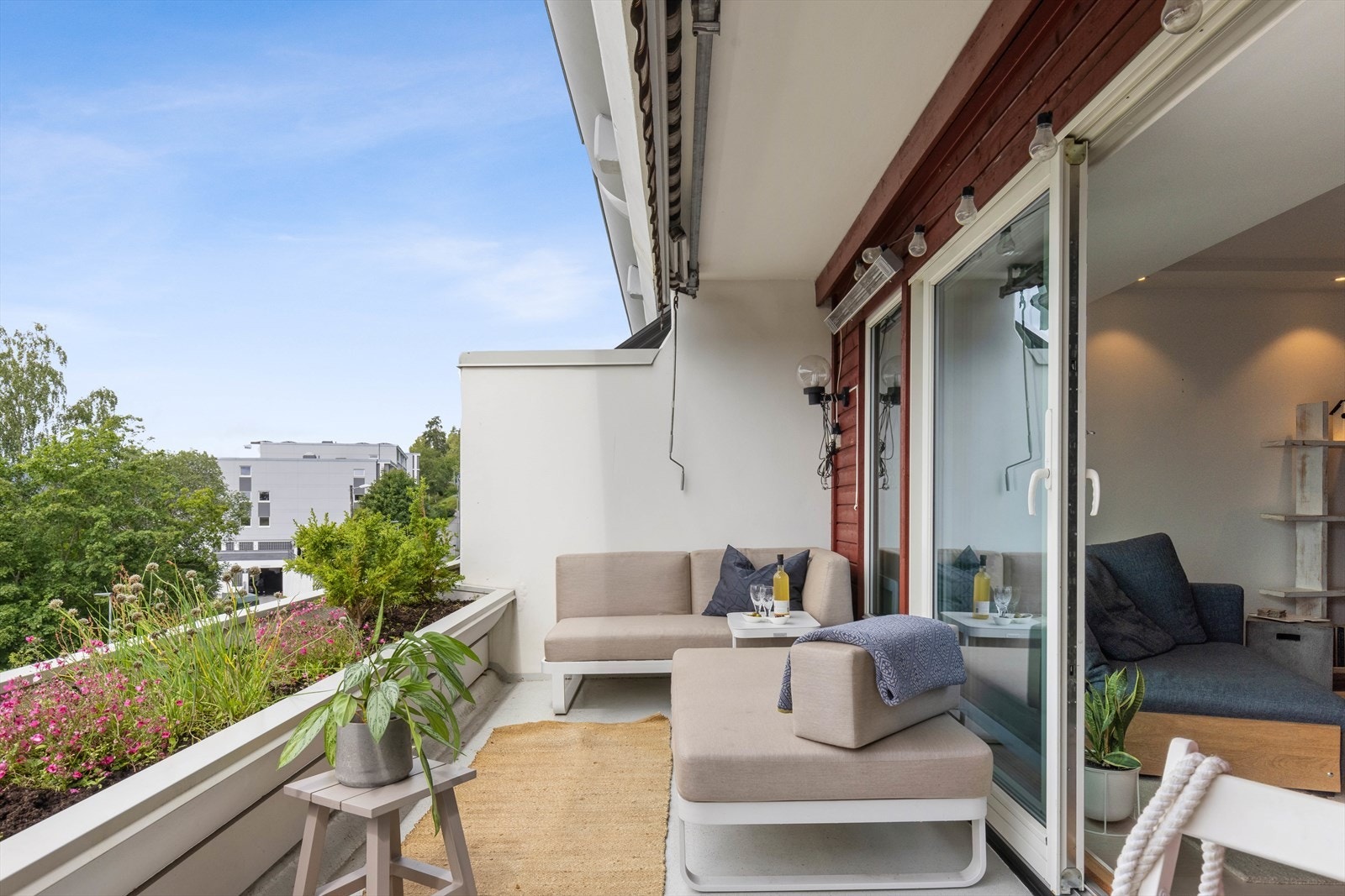 Fra stuen er det utgang til stor vestvendt terrasse på 12 m². Her er det god plass til utemøbler og grill. Galleribilde