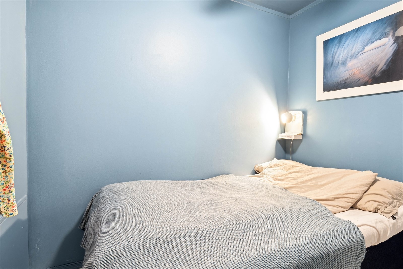 Innvendig bod i tilknytning til entréen, praktisk for oppbevaring av yttertøy og utstyr. Selger har innredet boden med seng, men arealet er ikke godkjent til varig opphold/soverom. Galleribilde