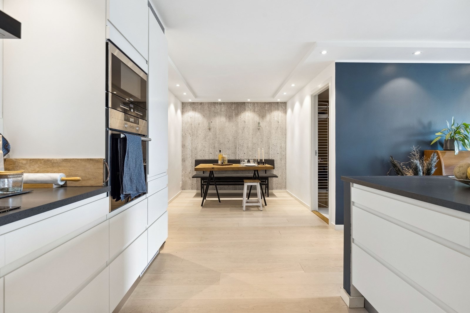 Leiligheten har en god planløsning med åpen kjøkkenløsning og naturlige møbleringssoner for spisebord og sofagruppe. Galleribilde