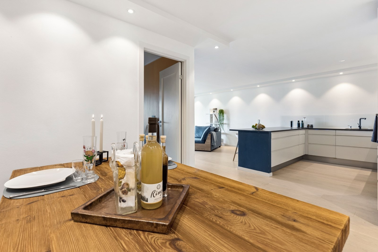 Den åpne løsningen mellom stuen og kjøkkenet gjør rommet til et hyggelig og sosialt oppholdsrom. Galleribilde