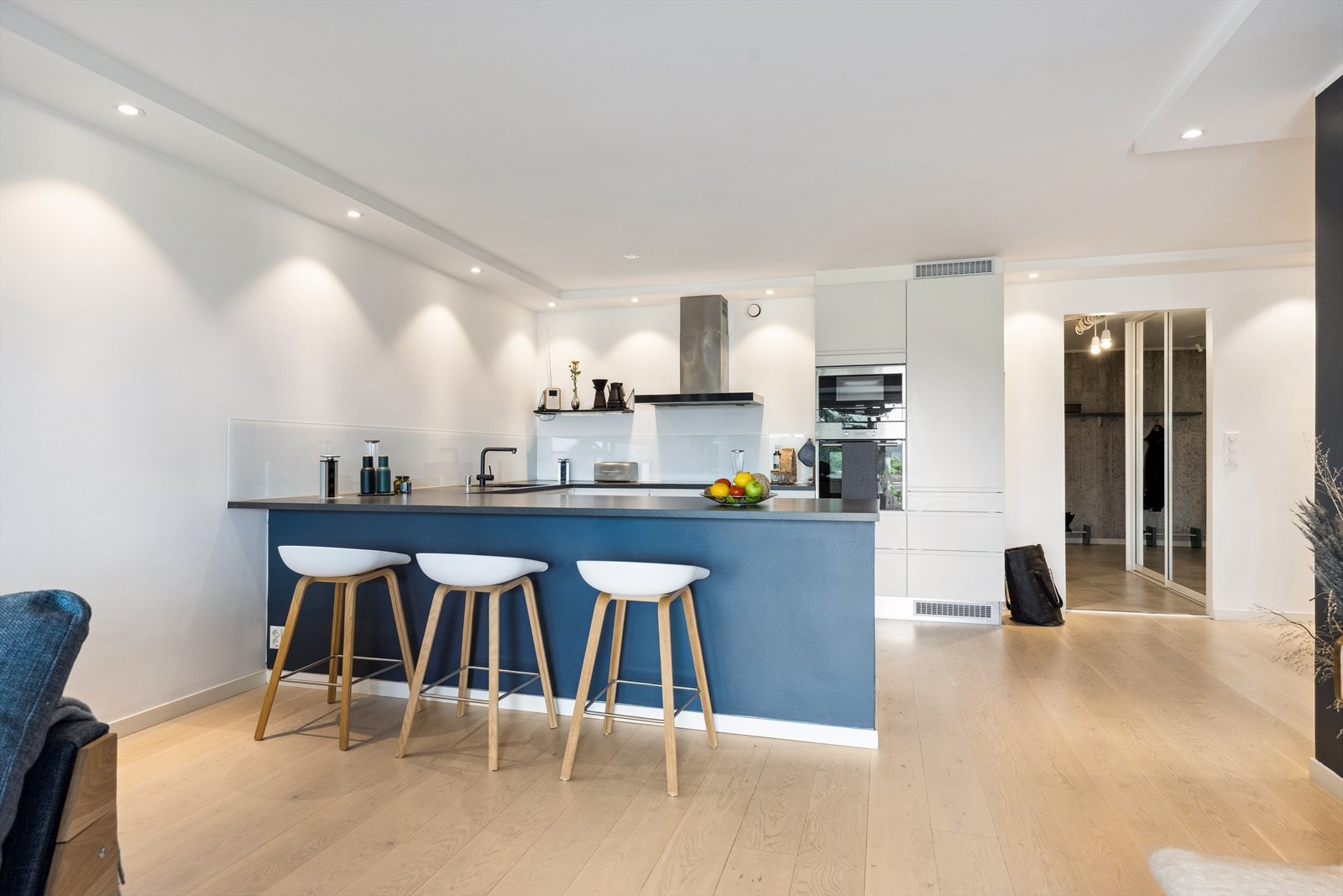 Flott kjøkken i åpen løsning mot stuen. Kjøkkenbenk med praktisk barløsning. Galleribilde