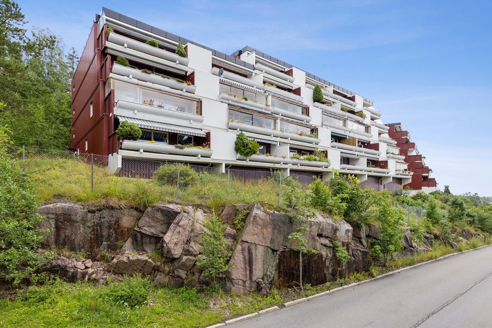 Det er ca. 2 minutters gange til bussholdeplass og ca. 700 meter til søndagsåpen dagligvarebutikk. Galleribilde