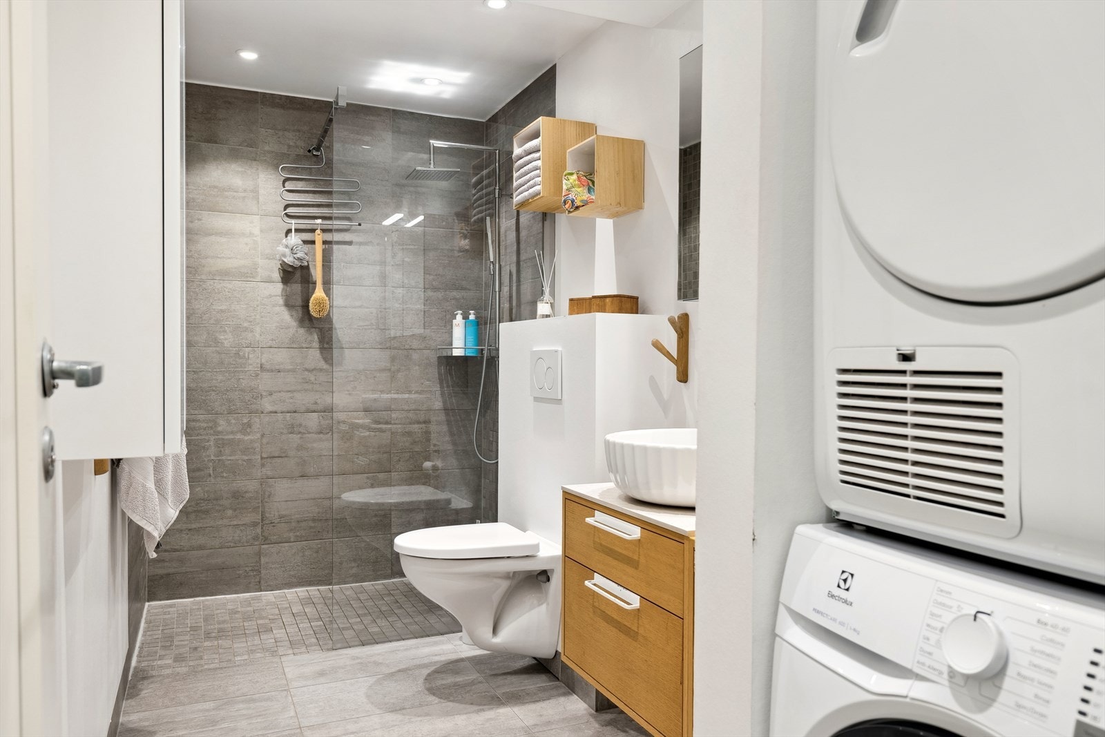 Pent bad med flislagt gulv og elektriske varmekabler. Opplegg for vaskemaskin og plass til tørketrommel. Galleribilde