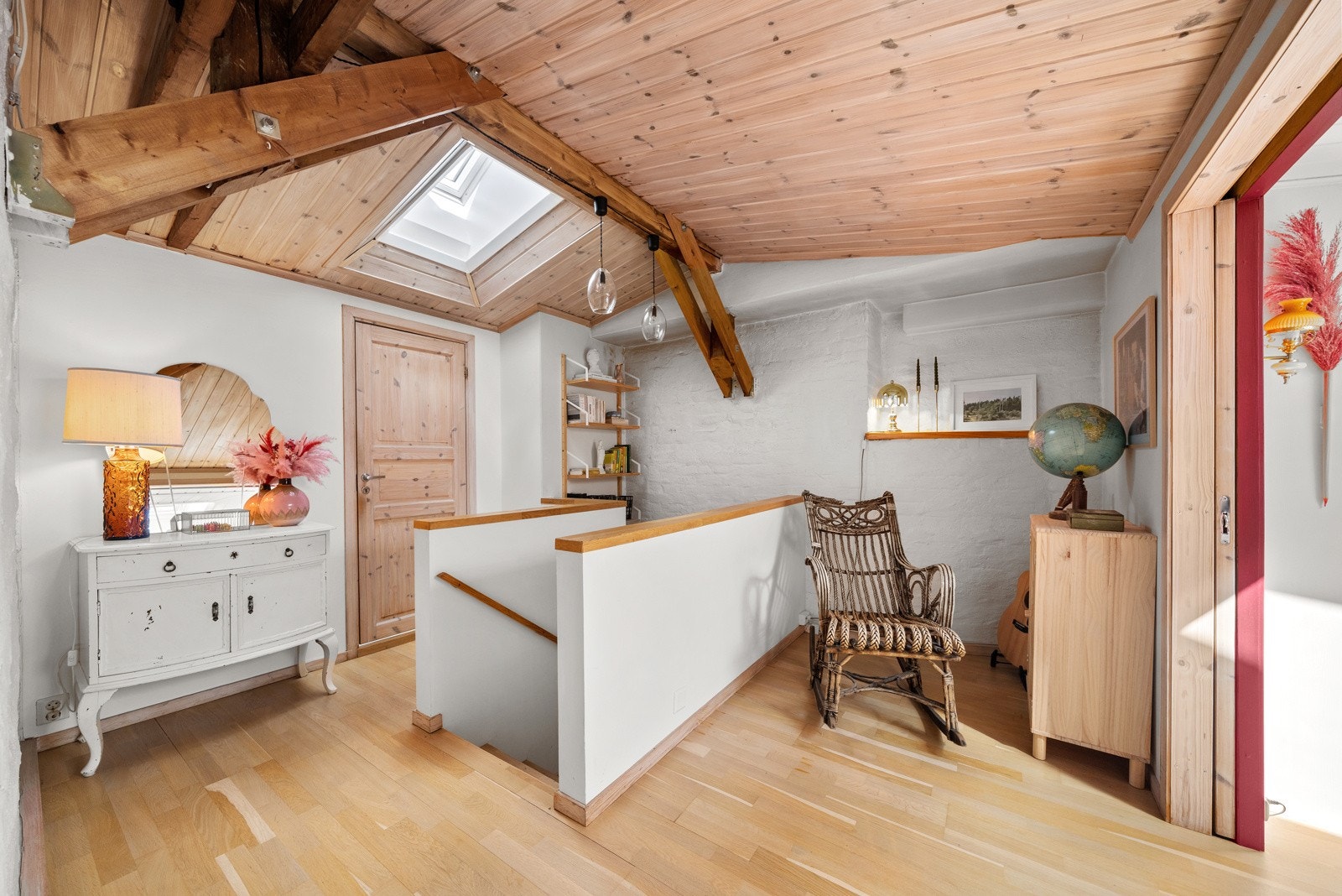 Hyggelig loftstue med plass til et skrivebord og bokhylle. Galleribilde