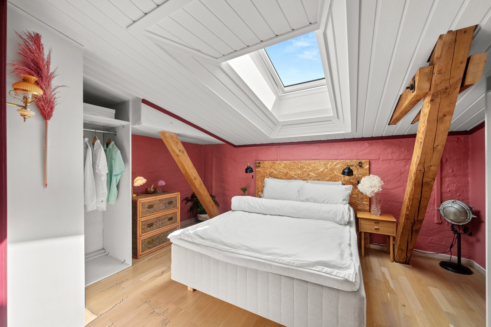 Takvinduet (2022) slipper inn rikelig med lys. Det medfølger solskjerming på soveromsvinduet. Galleribilde