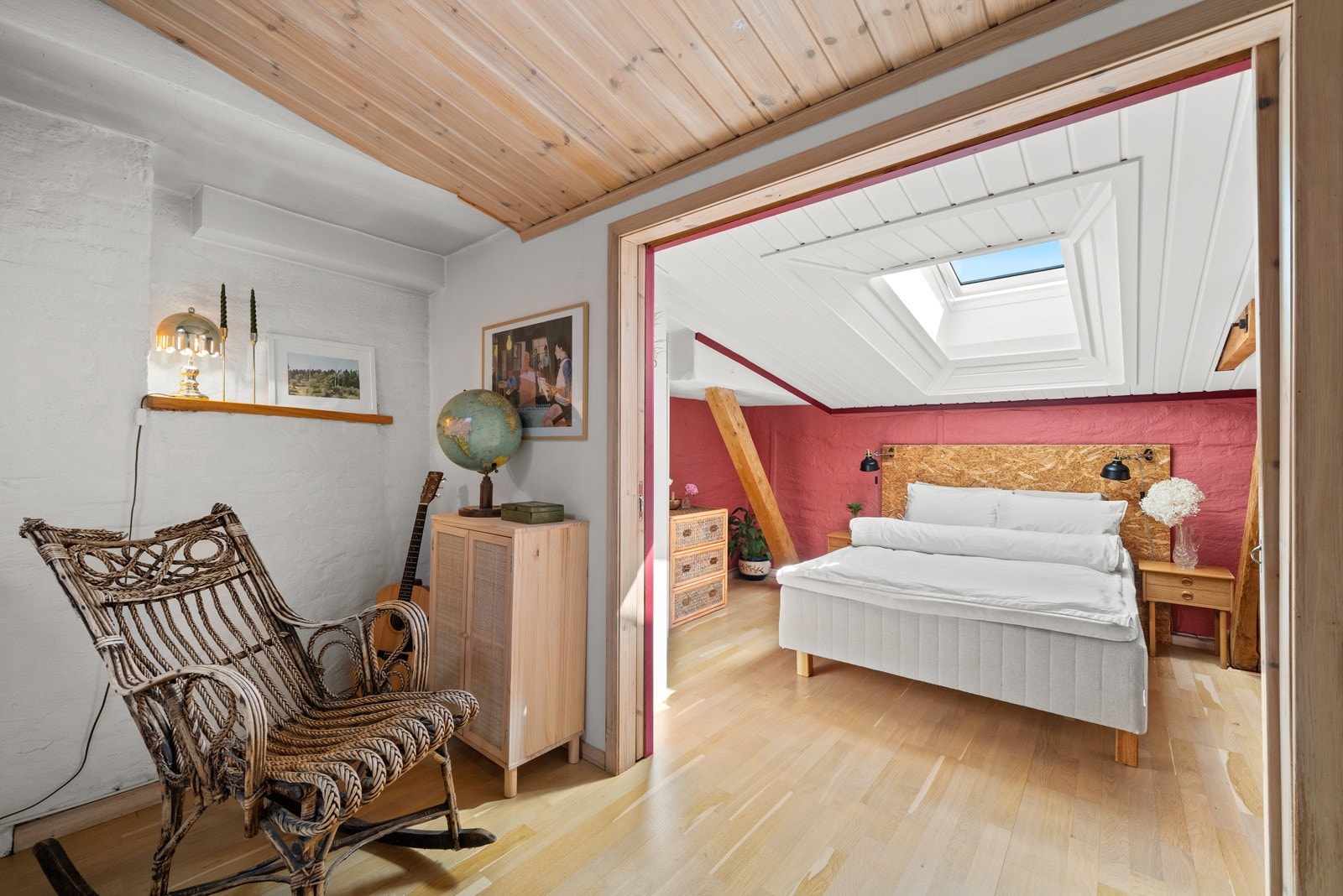 Soverom med god plass til dobbeltseng, nattbord og øvrig møblement. Galleribilde
