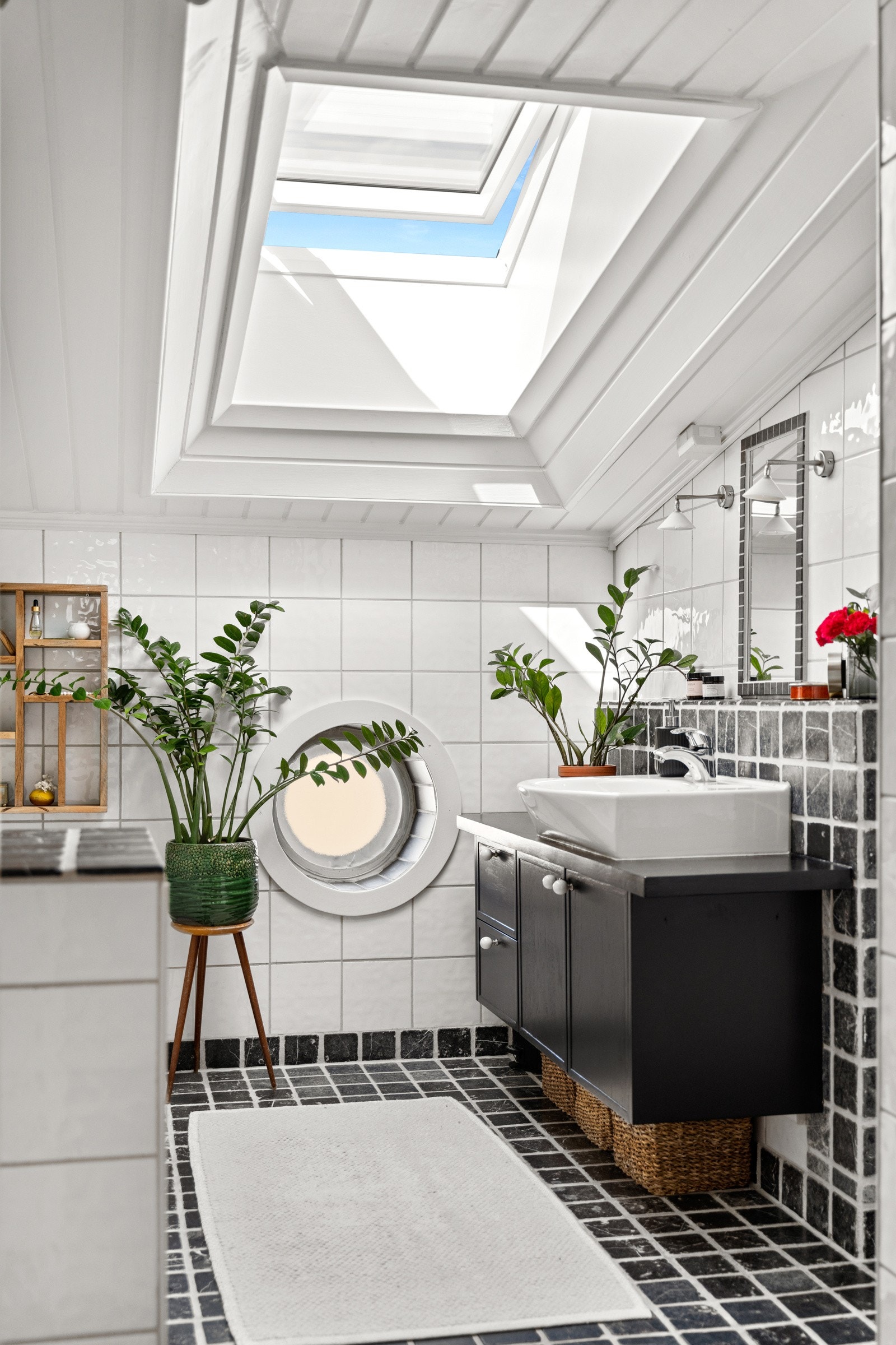 Det runde vinduet bidrar til et lekkert særpreg på badet. Galleribilde