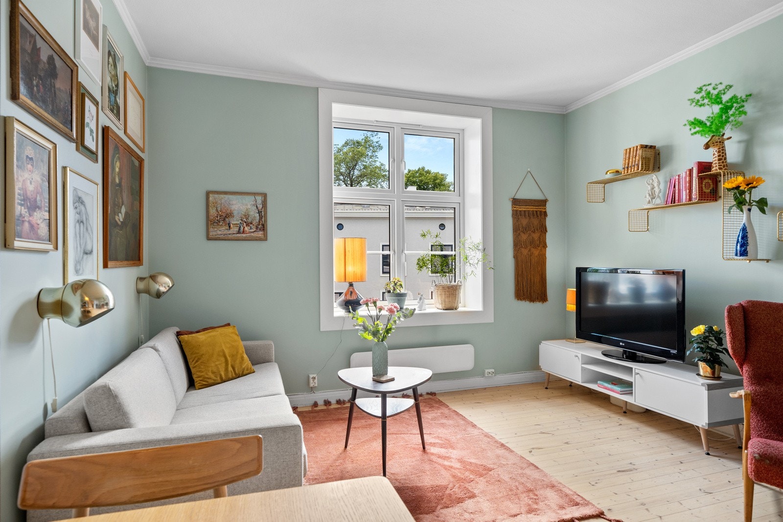 Det er store vindusflater som slipper inn rikelig med lys i boligen. Galleribilde