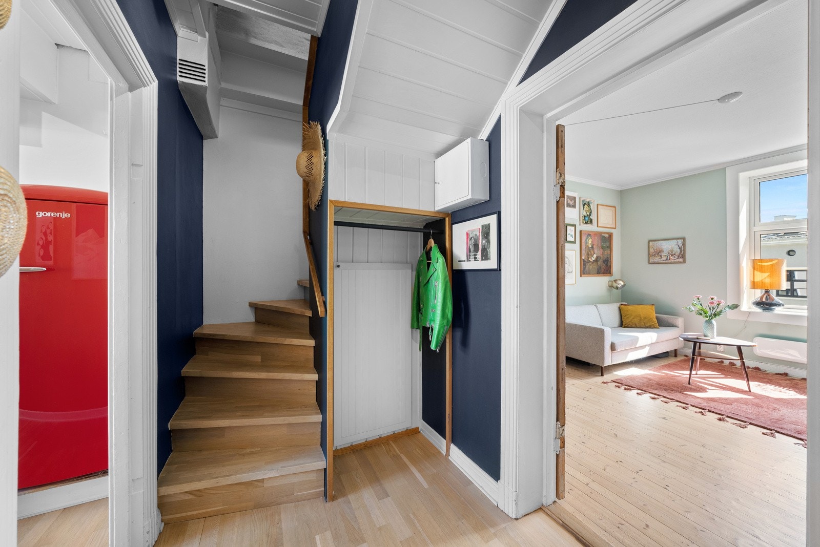 Det er også oppbevaringsplass under trappen. Galleribilde