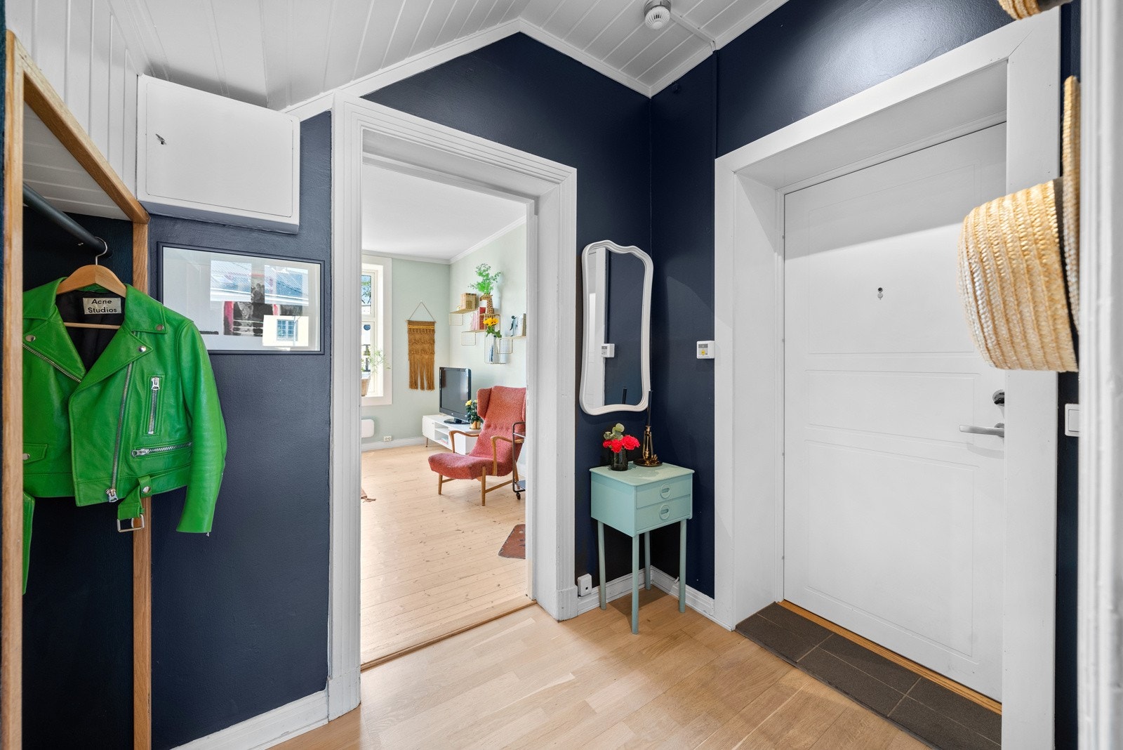 Når du kommer inn i boligen, er det første du møter en innbydende entré med walk in closet med god oppbevaringsplass. Galleribilde