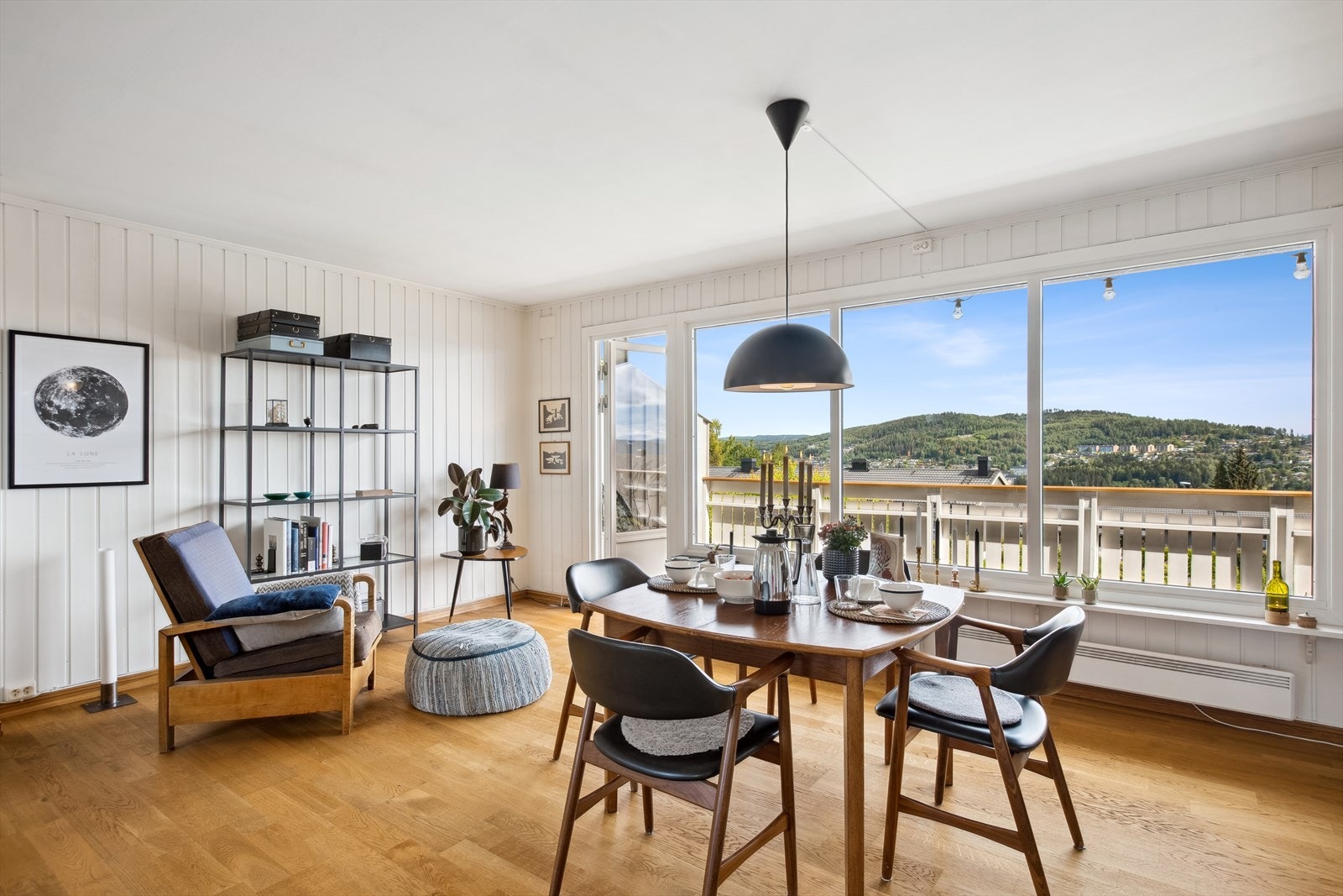 De store vindusflatene slipper inn rikelig med naturlig lys Galleribilde