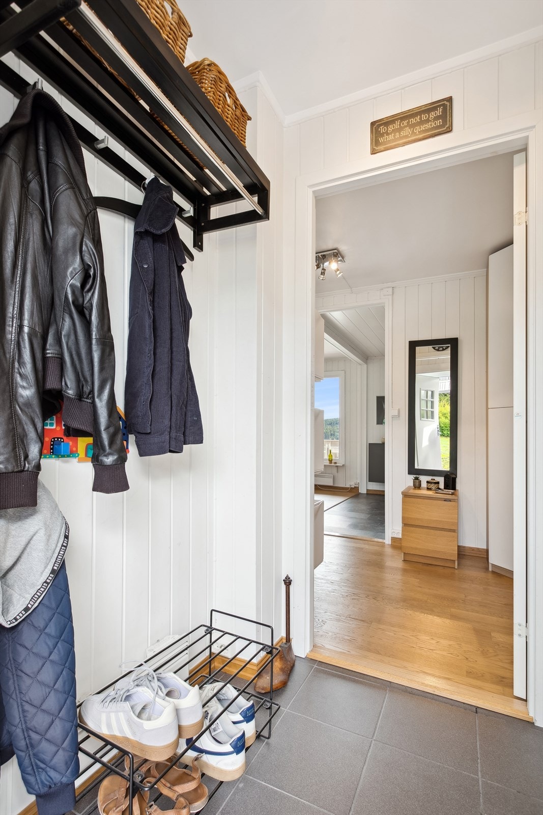 Entré med god plass til å henge fra seg yttertøyet Galleribilde