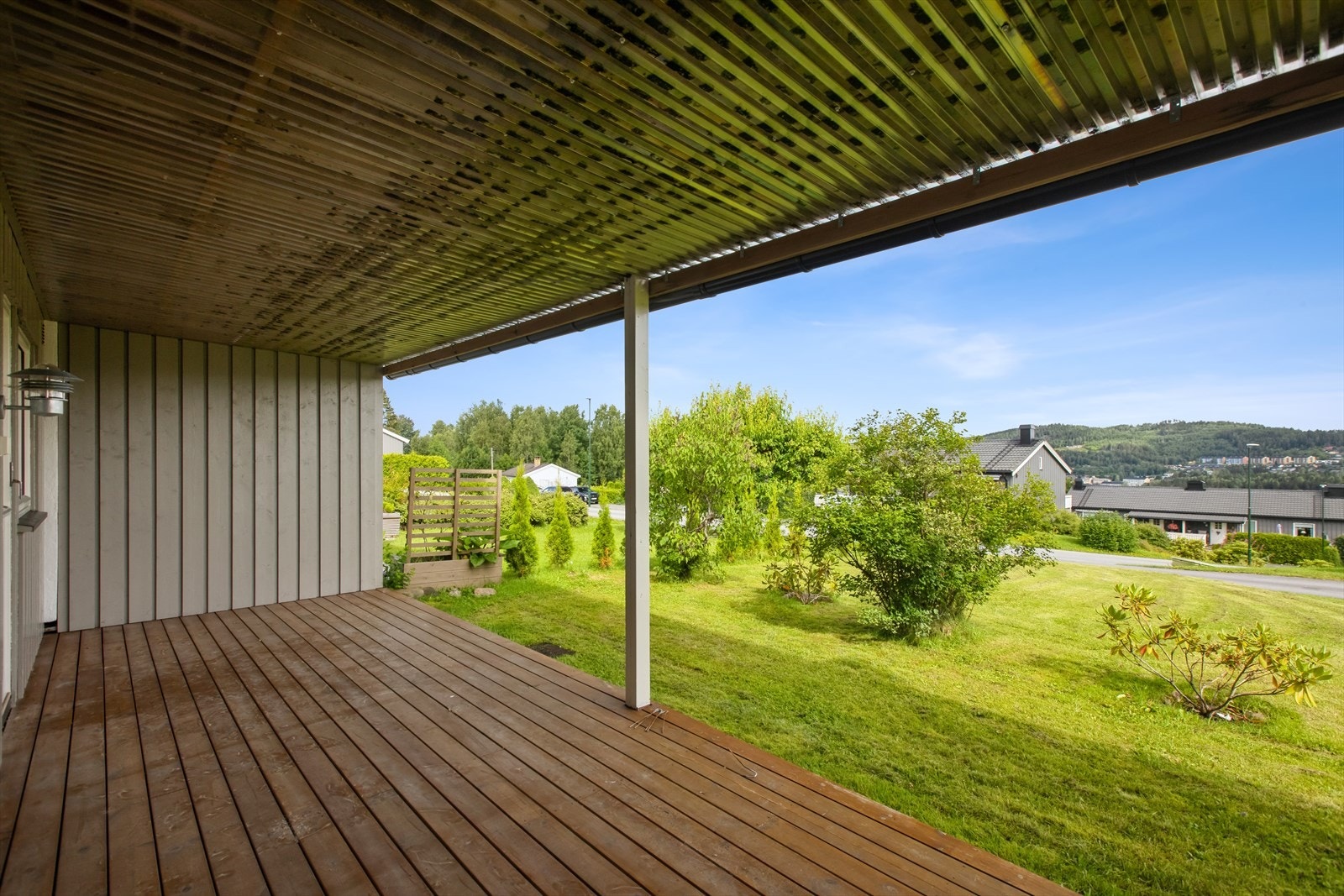 Terrasse og pent opparbeidet hage Galleribilde