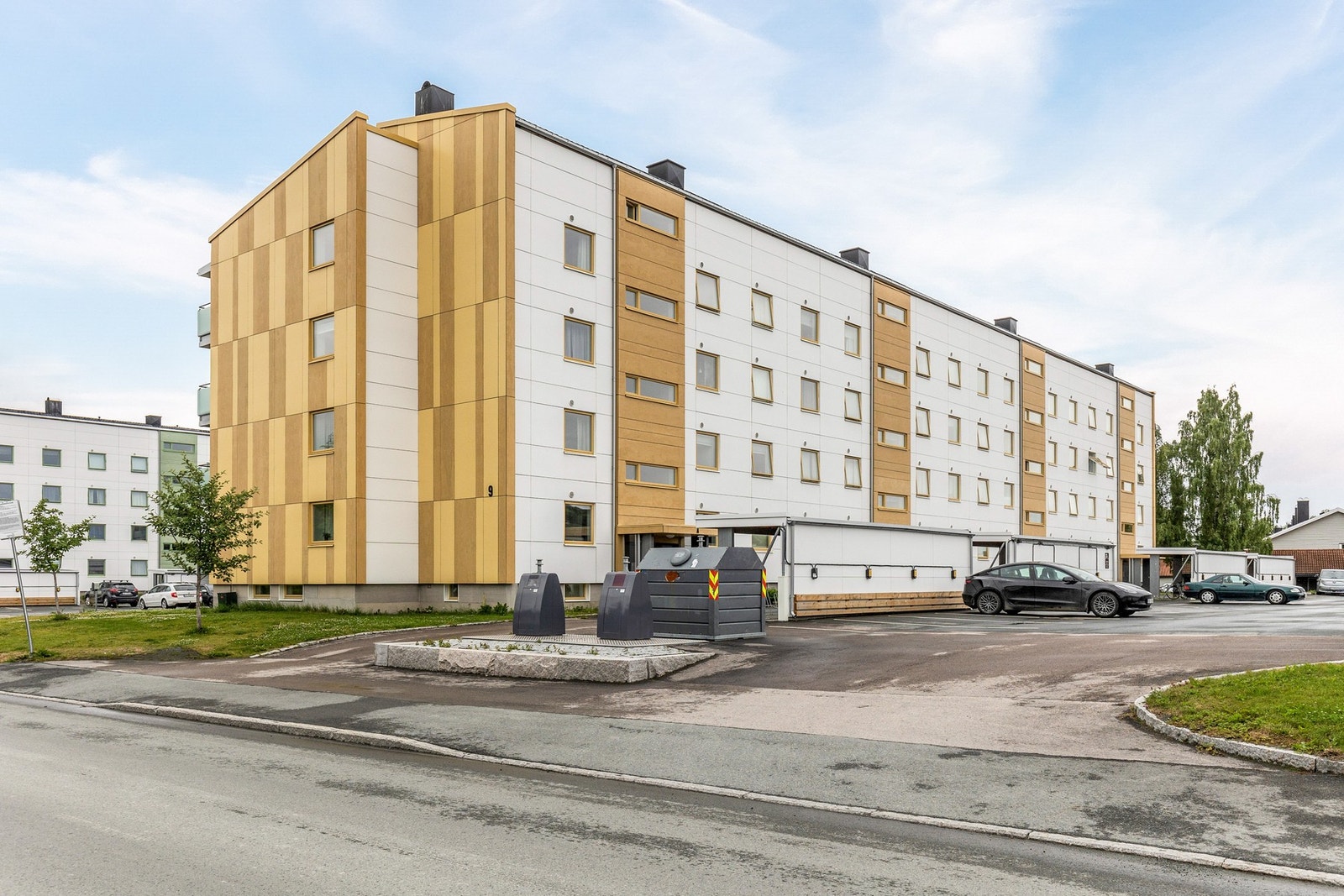 Det er muligheter for å leie parkeringsplass. ca. 100 kr i mnd for utendørs, ca. 150 kr for motorvarme og ca. 400 kr i garasje Galleribilde