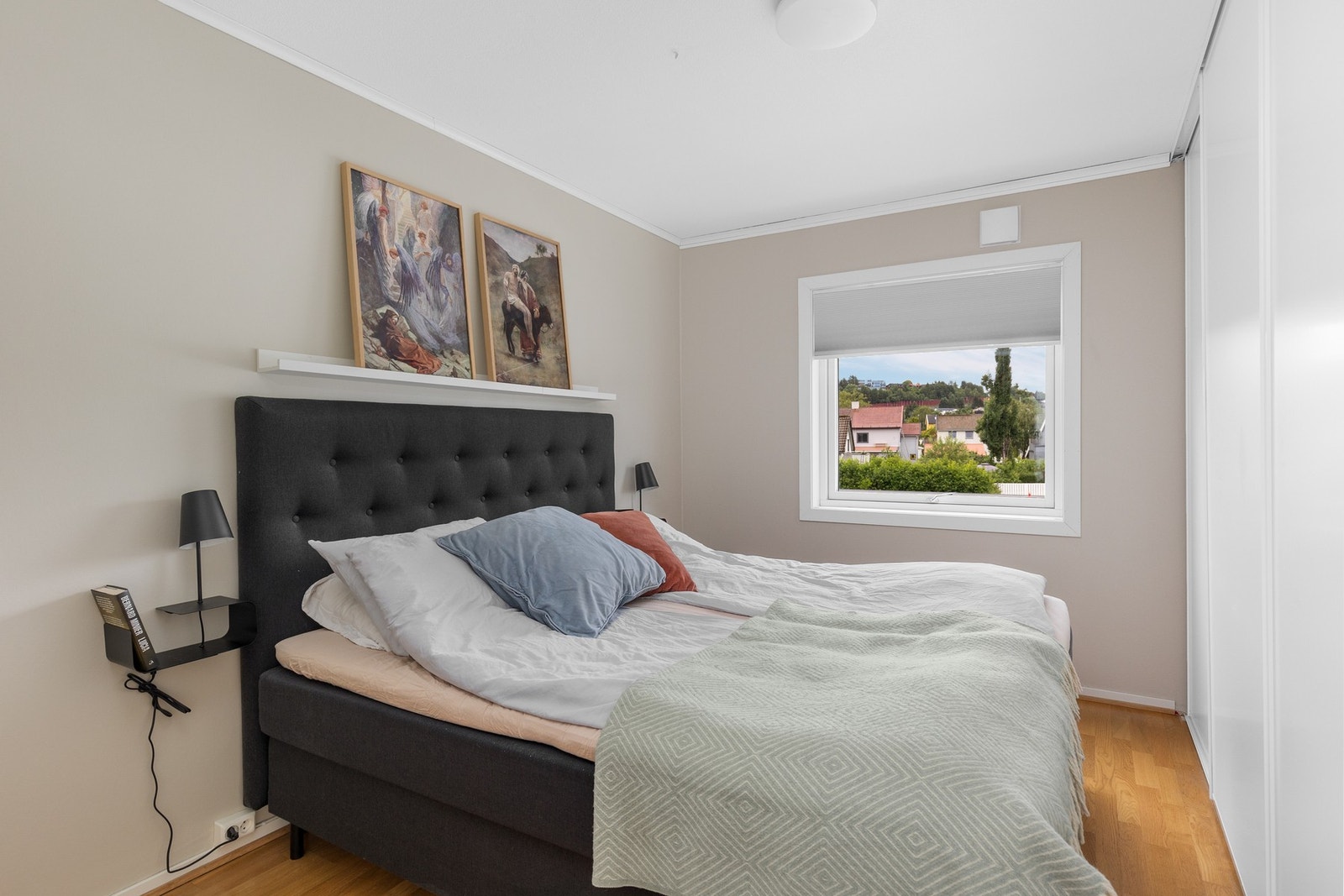 Hovedsoverommet er på ca. 11,3 m² Galleribilde