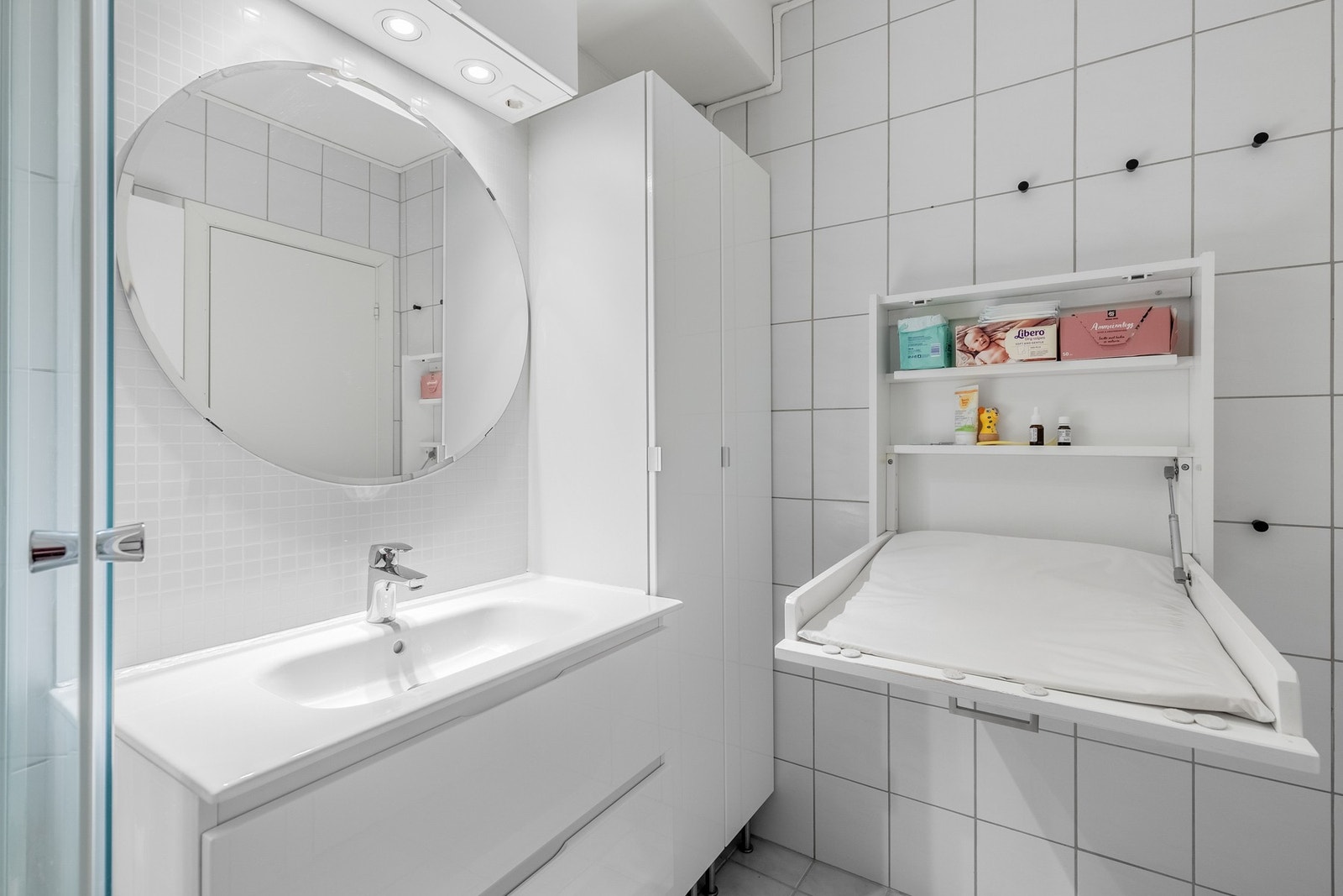 Badet er utstyrt med dusjkabinett, varme i gulv og downlights Galleribilde