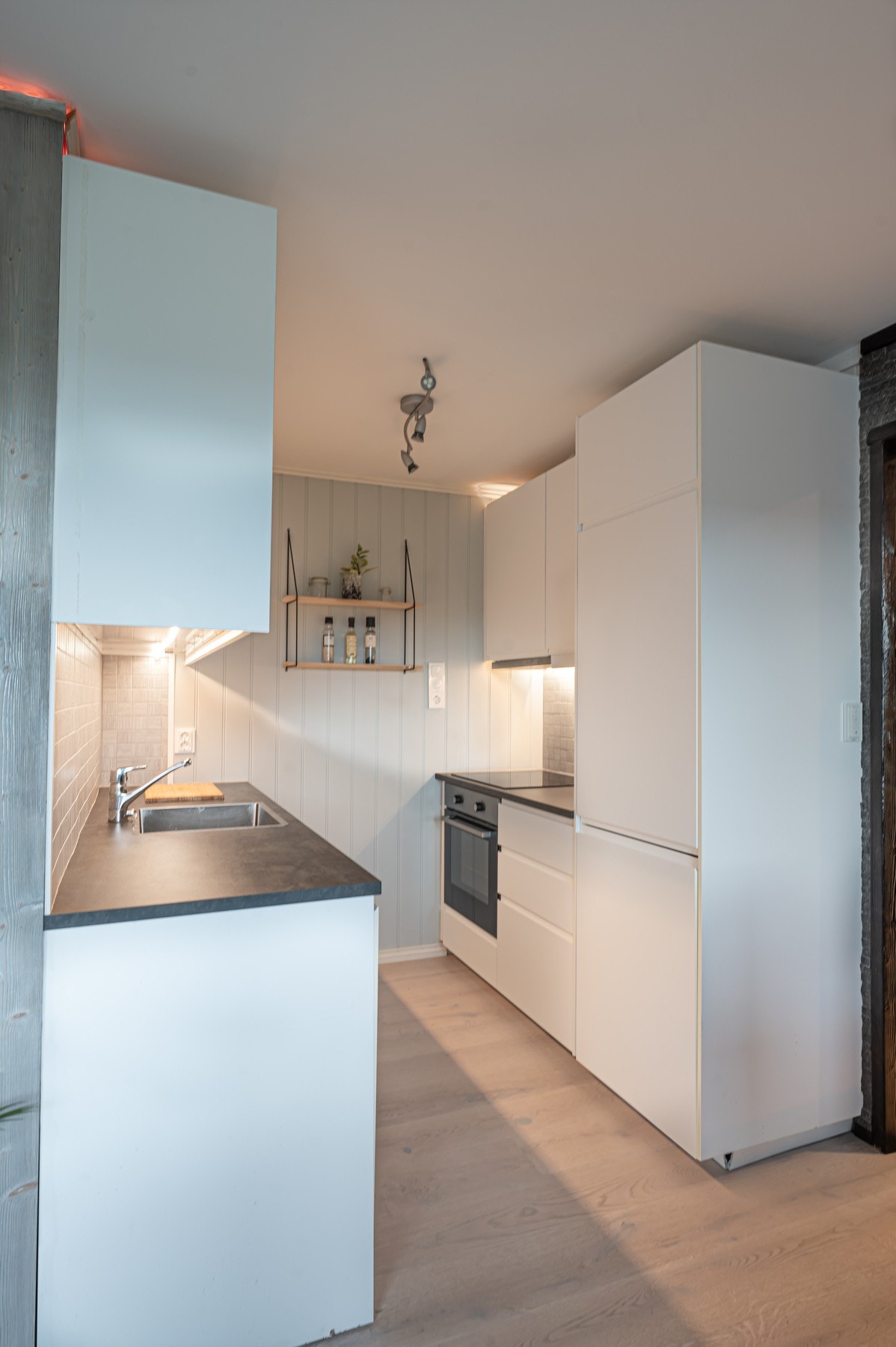 Lyst og stilrent kjøkken i moderne utførelse. Galleribilde