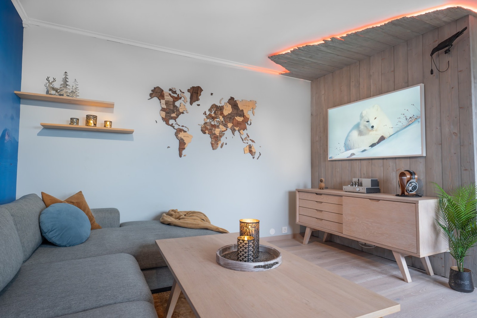 På stuen har du panel plater på vegg bak TV med led -lys. Galleribilde