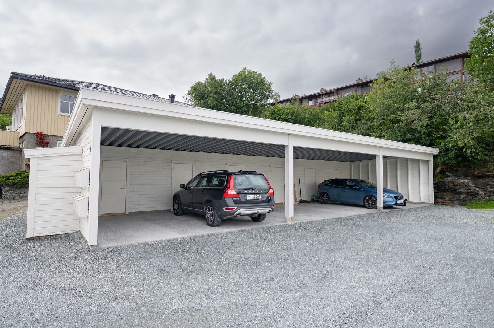 Parkeringsplass i carport med tilhørende bod. Galleribilde