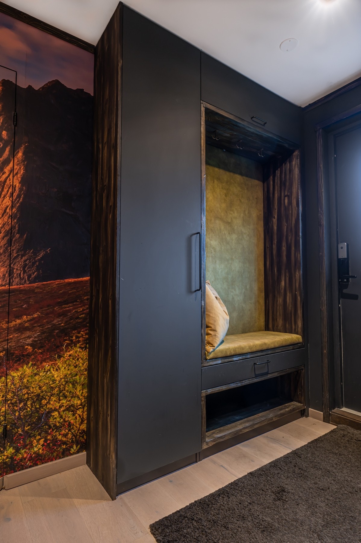I gangen har du god plass til oppbevaringsmøblement. Galleribilde