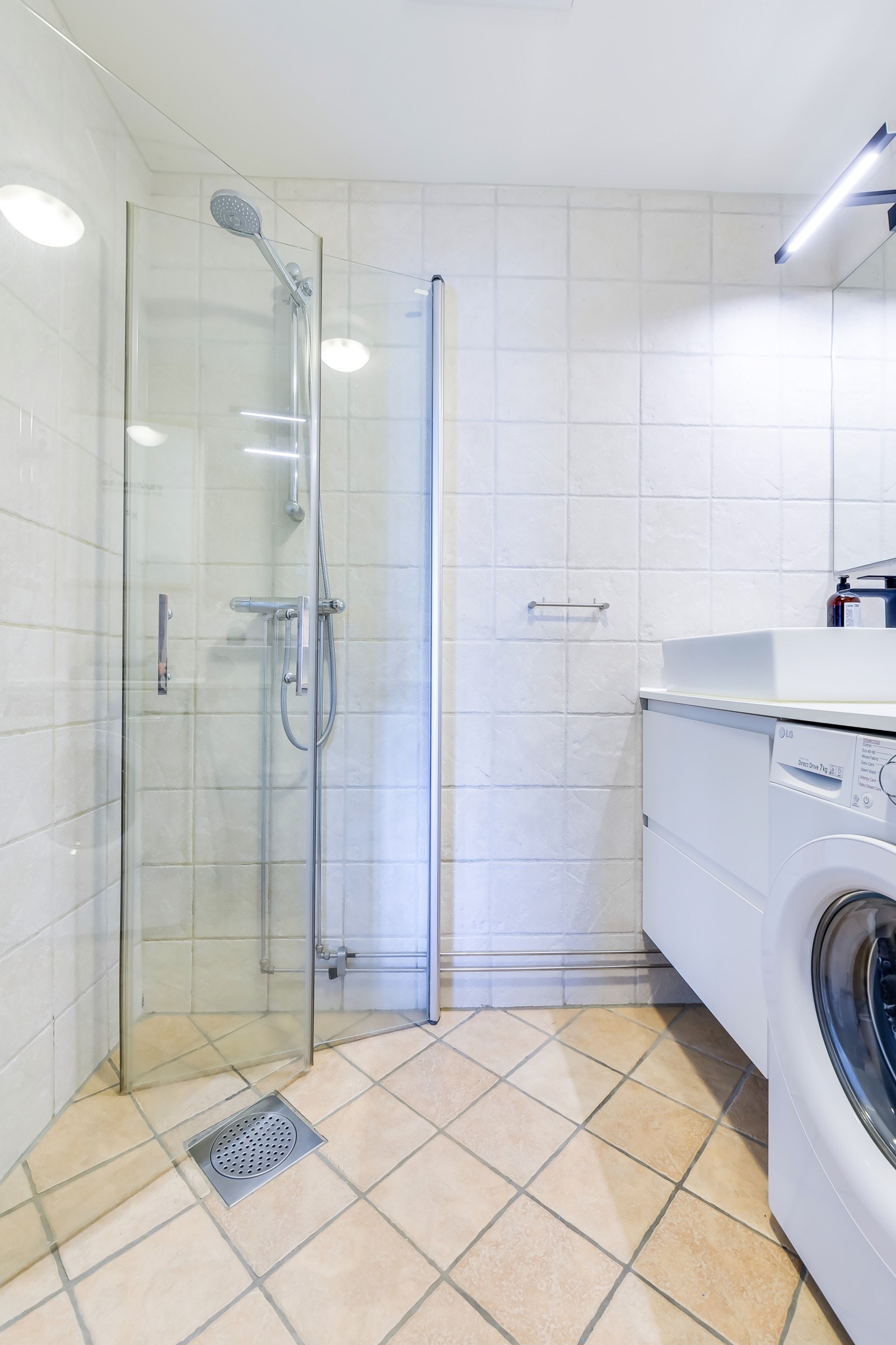 Badet ble oppgradert i 2021 med ny servantinnredning, servant med armatur, speil, mekanisk avtrekksventil og utskifting av flotør til toalett. Galleribilde