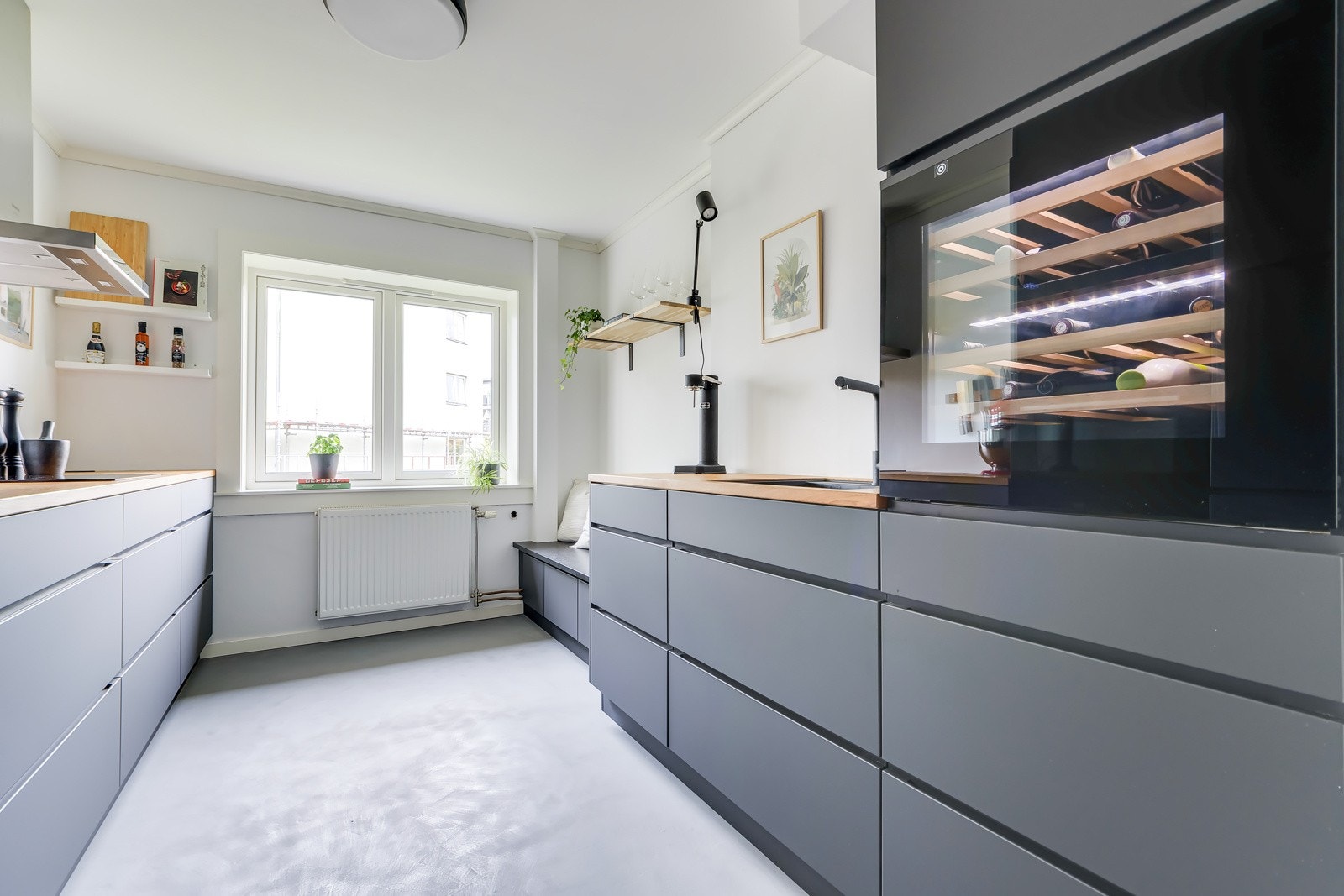 Kjøkkenet har i tillegg godt med oppbevaringsplass i skap og skuffer og rikelig med arbeidsplass på benk. Galleribilde